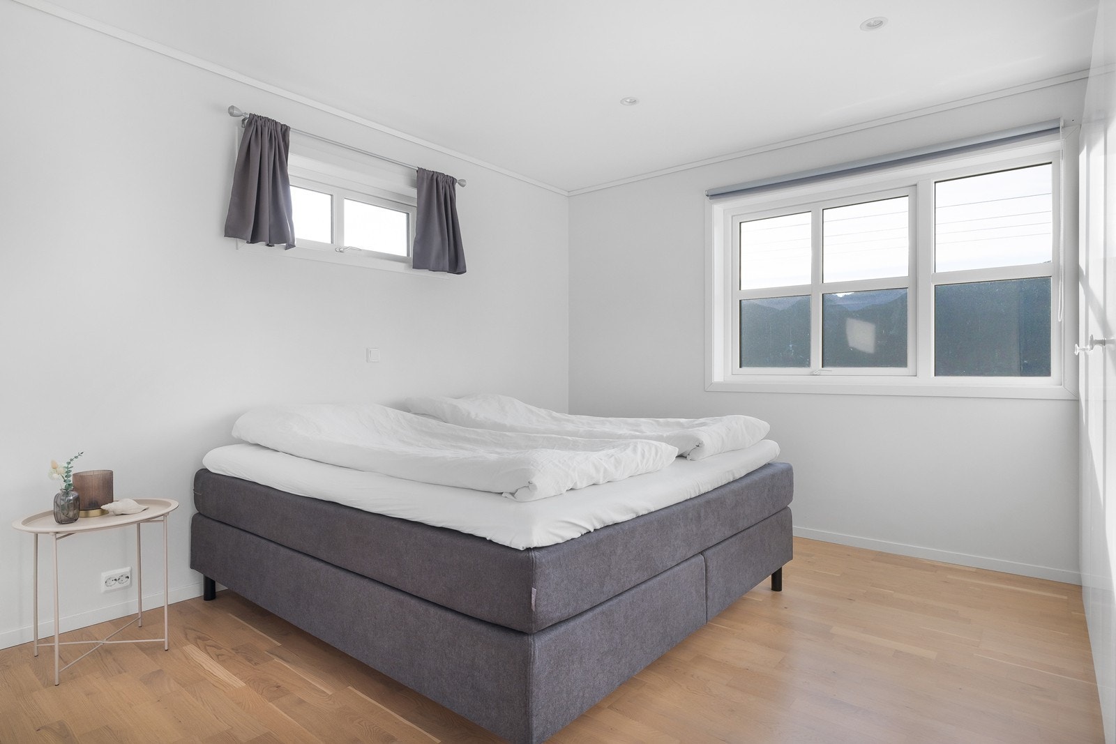 Romslig soverom med god plass og stor garderobe Galleribilde