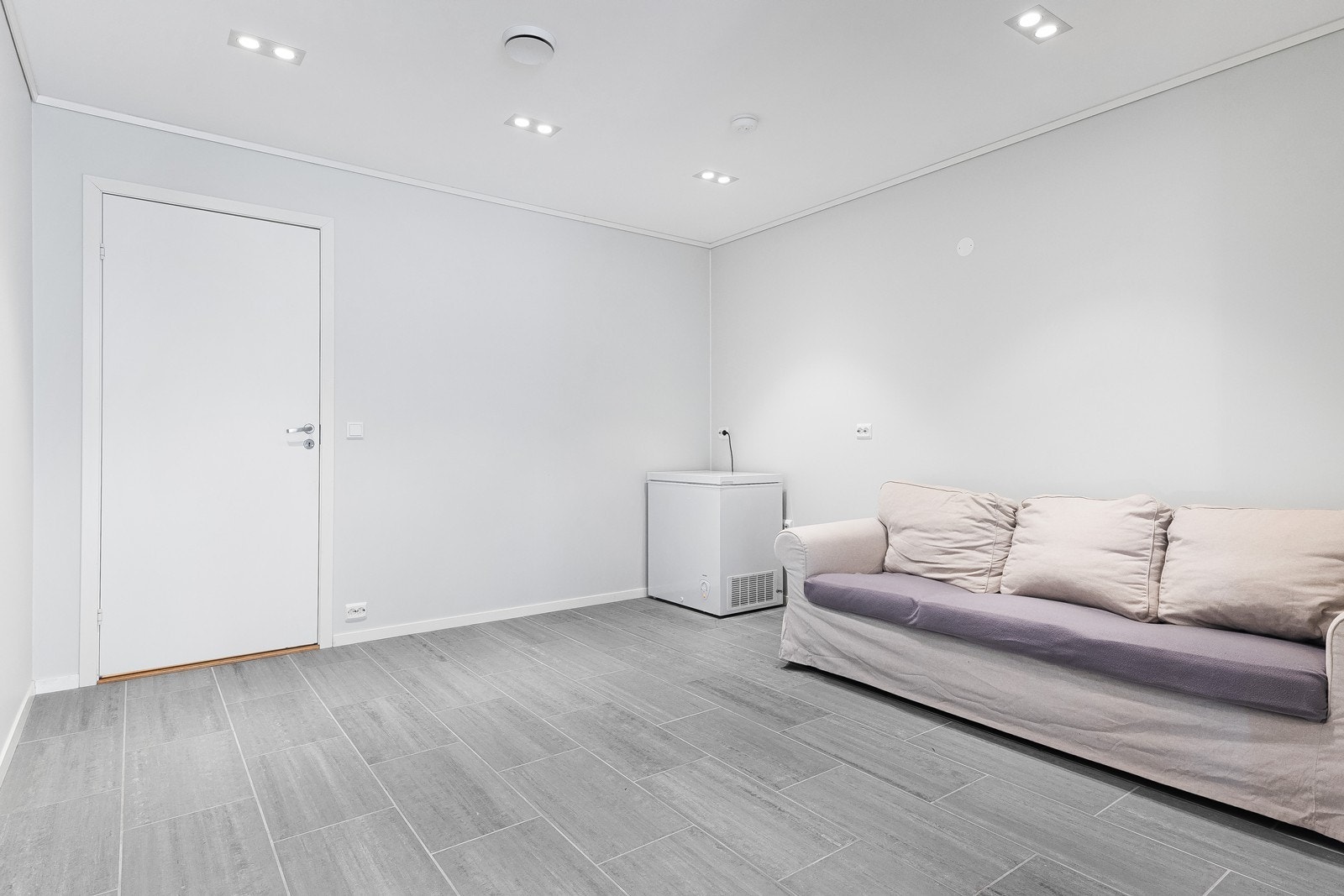 Stor hall med opplegg til å kunne ha kjøkkeninnredning om ønskelig. Det er opplegg for vann/avløp. Galleribilde