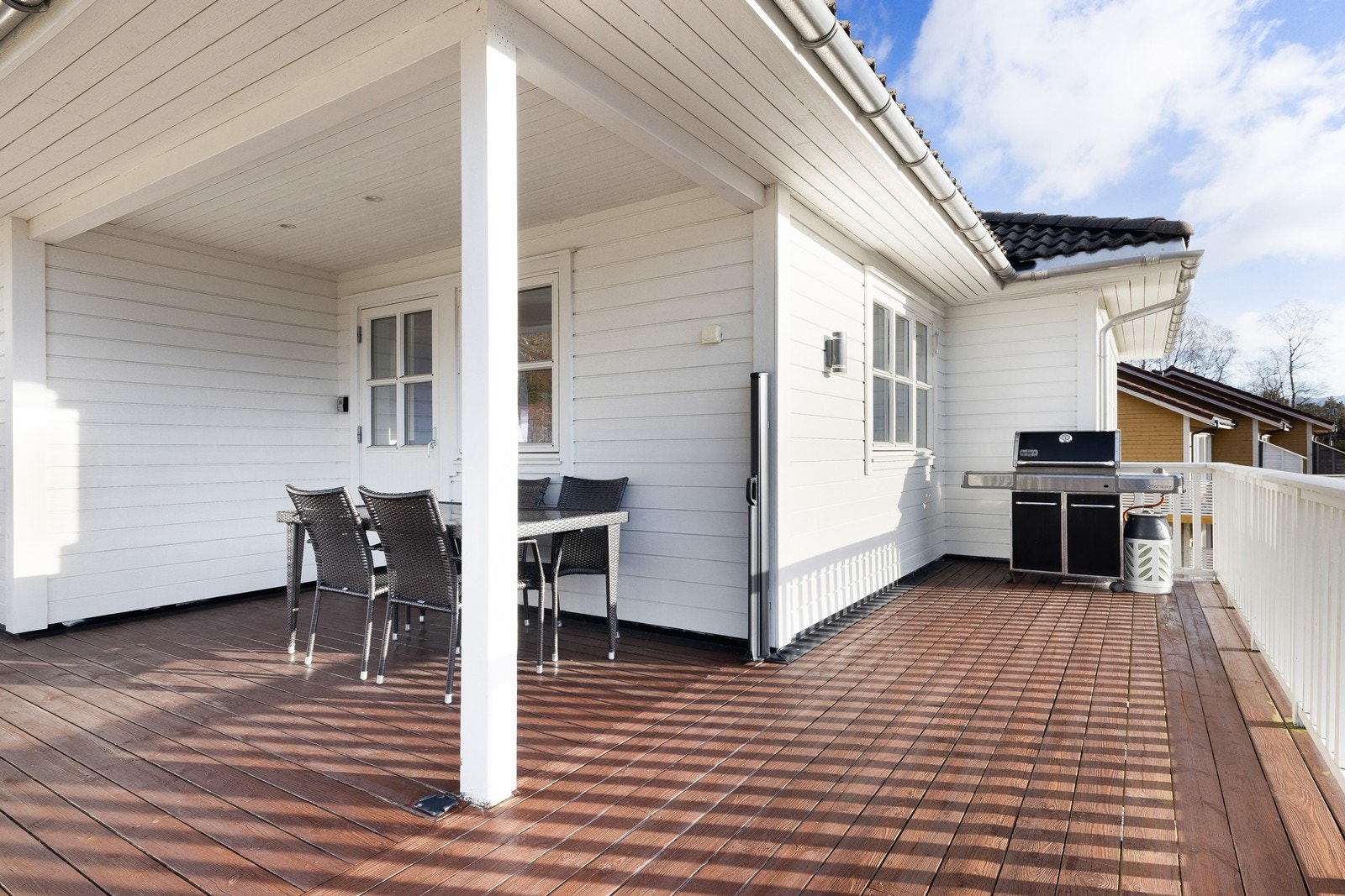 Her kan man sitte nokså skjermet og usjenert, med gode solforhold hele dagen Galleribilde