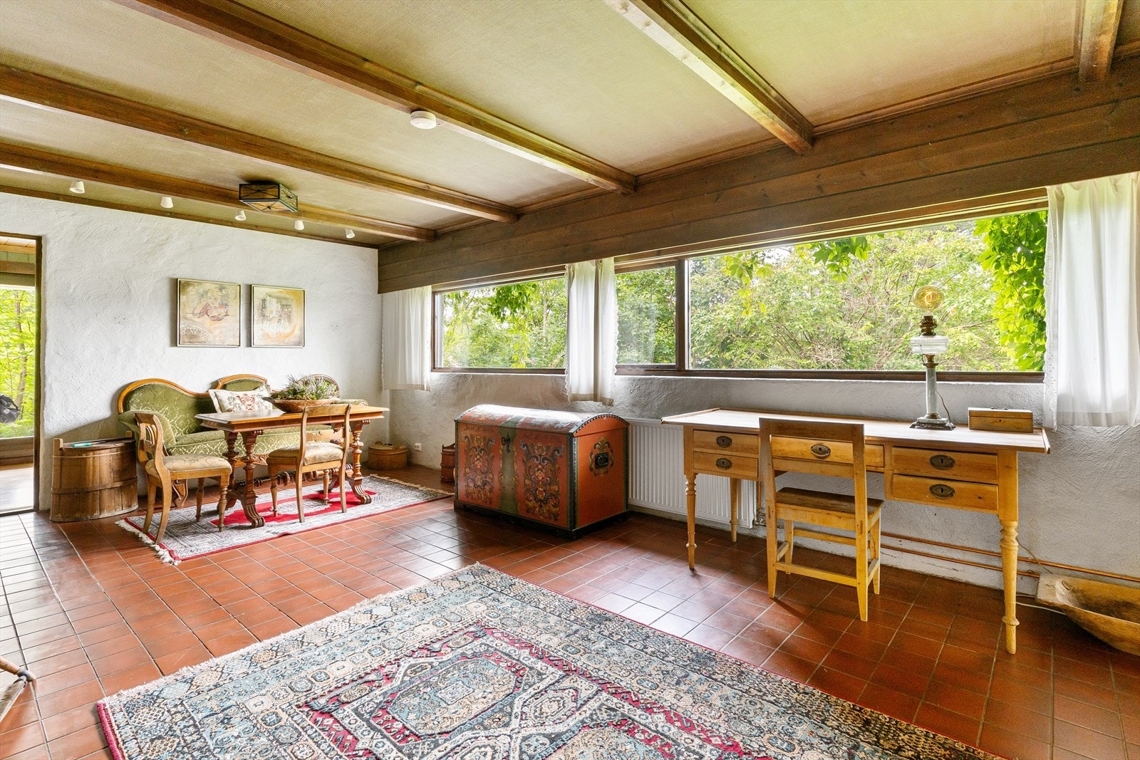 Innredet stue i u.etasje kommer frem som hall på godkjente bygningstegninger fremlagt av Kongsberg kommune. Hall er ikke å anses som et varig oppholsrom. Galleribilde