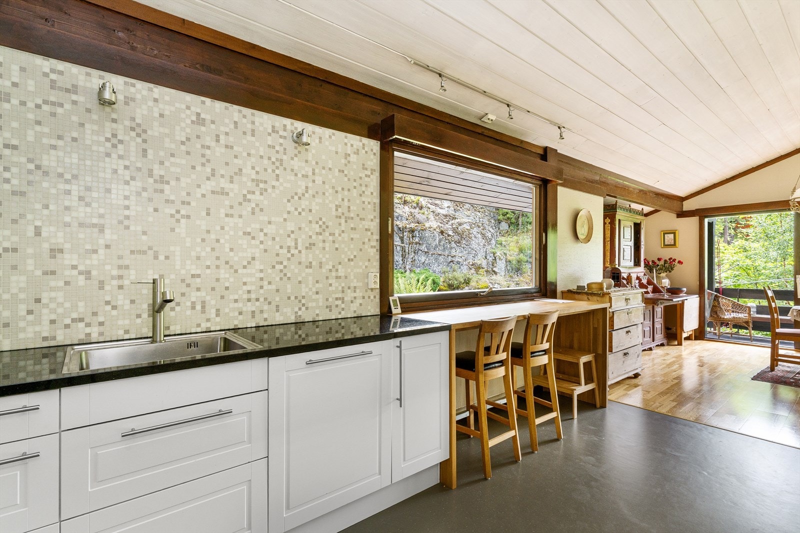 Kjøkken er oppusset i 2012. Kjøkkenet har innredning med profilerte fronter. Benkeplaten er av heltre og stein. Det er kjøl/fryseskap, oppvaskmaskin, induksjonstopp, micro, stekeovn og komfyrvakt. Galleribilde