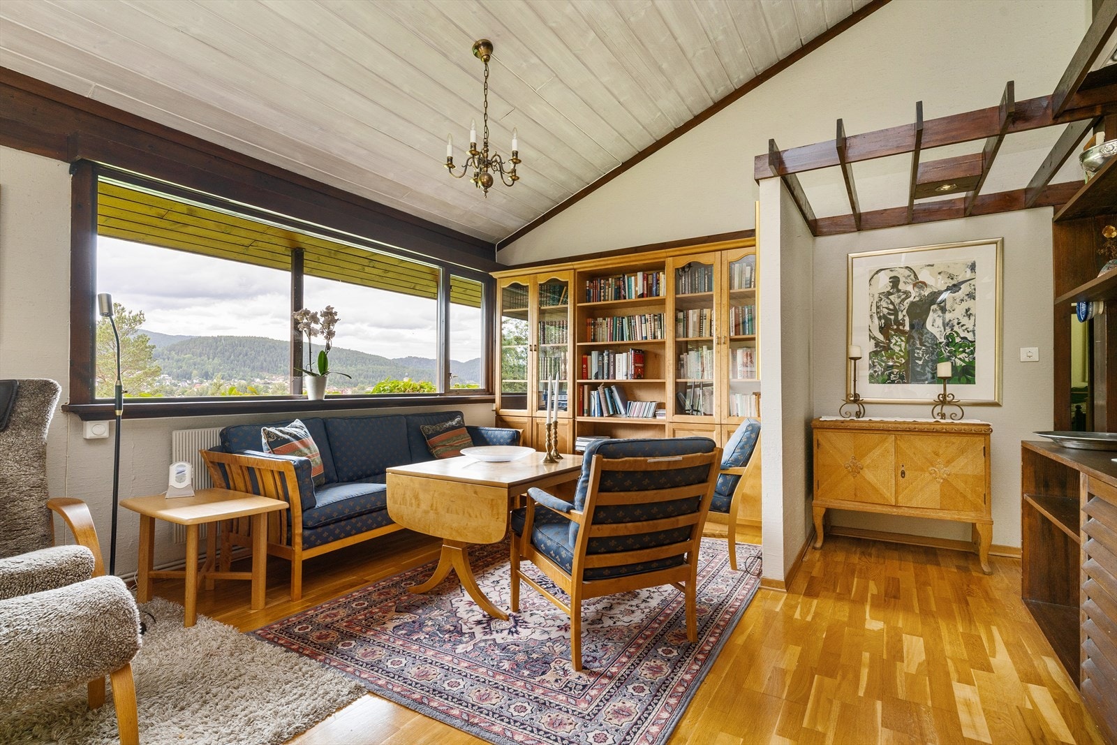 Stor og romslig stue med god plass til å innrede med flere soner. Galleribilde