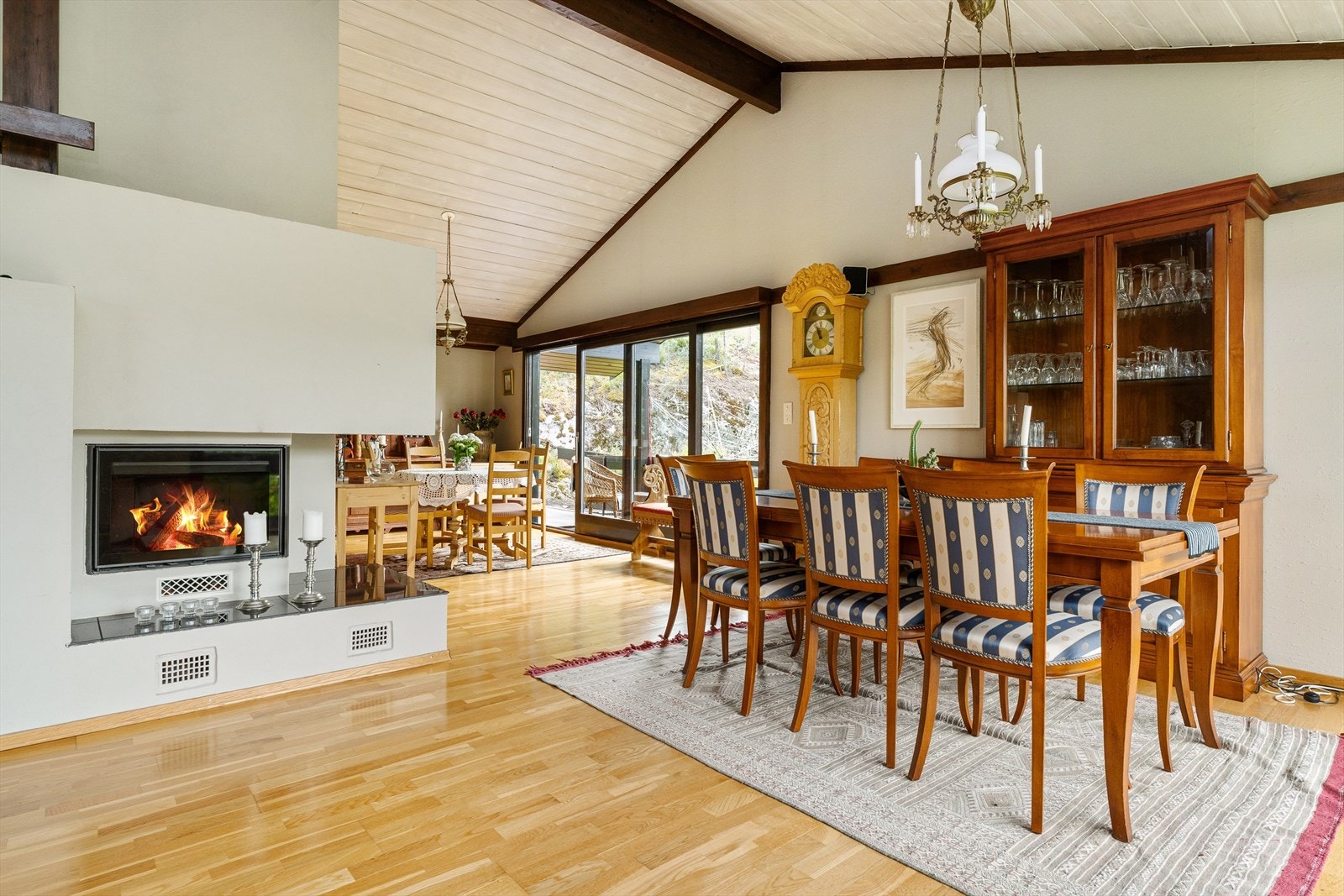 Stuen har også god plass til stort spisebord, samt lite spisebord ved kjøkken. Stor peis er sentralt i rommet. Galleribilde