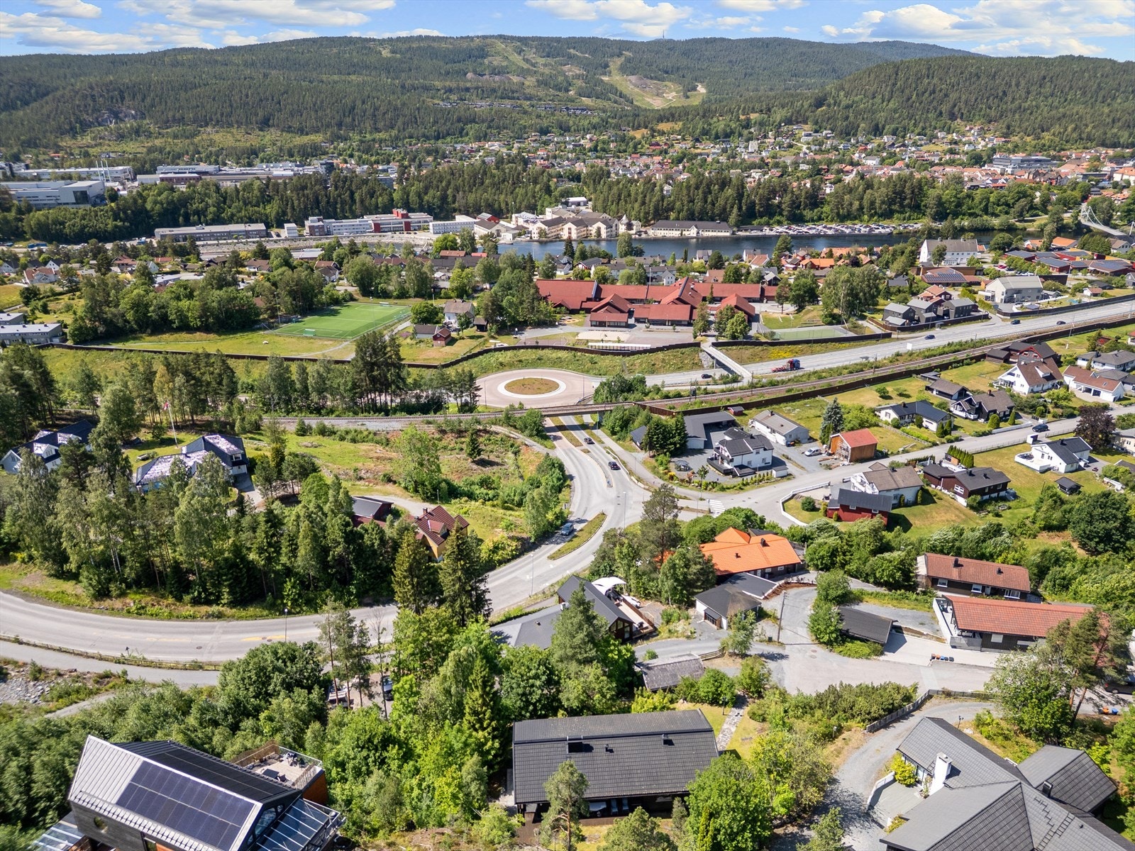 Fra boligen er det kort avstand til Lågen, teknologiparken, samt kort av stand til sentrum. Galleribilde