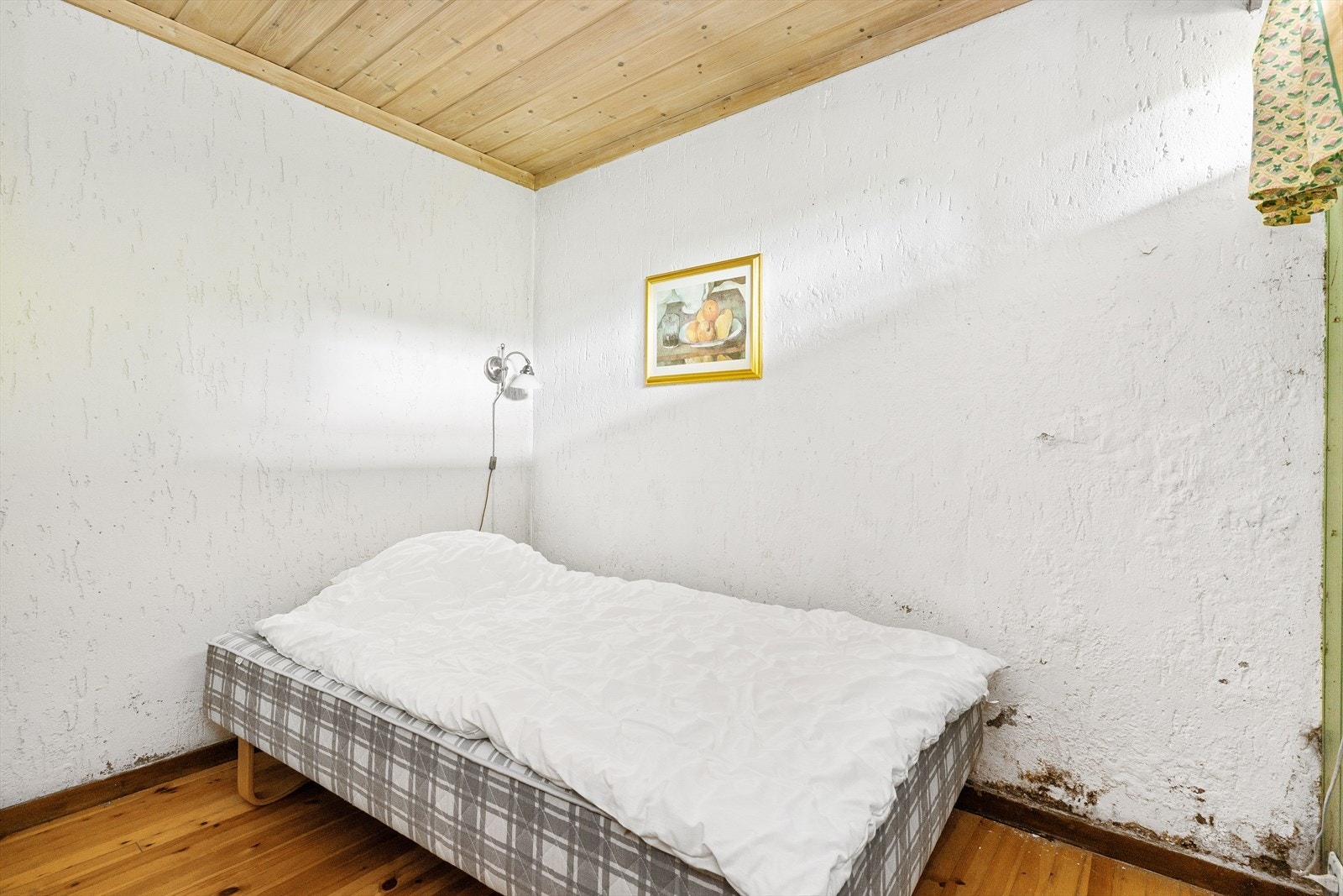 Innredet soverom i kjeller/u.etasje er innredet hvor det opprinnelig fremkommer "opplag" på godkjente bygningstegniger fremlagt av Kongsberg kommune. Opplag kan ikke anses som varig oppholdsrom, og derfor er ikke dette soverommet å anse som godkjent. Galleribilde