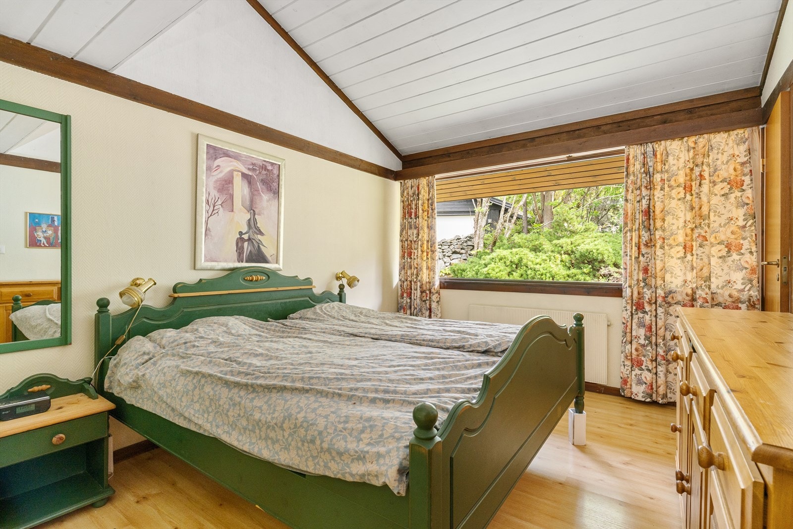 Hovedsoverom med god plass til dobbeltseng og kommode. Galleribilde