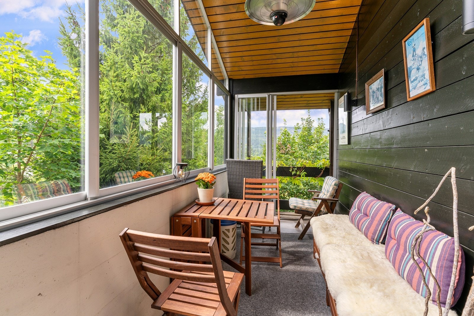 Innglasset balkong/vinterhage med god plass til utemøbler. Galleribilde