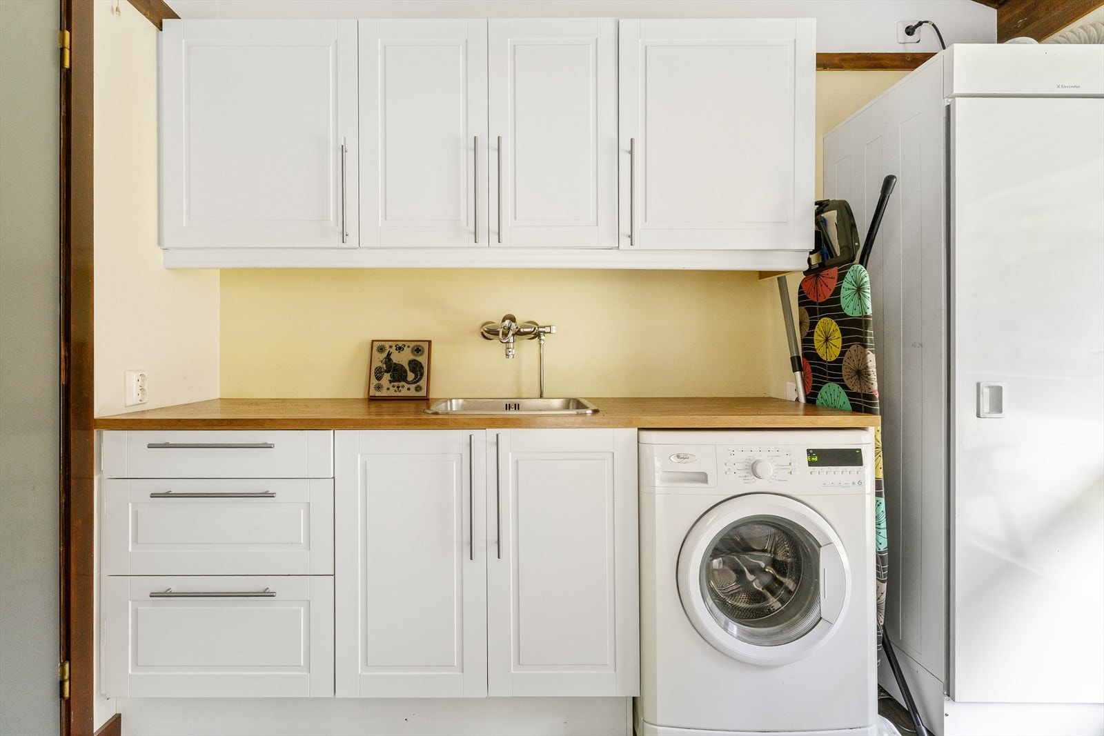 Vaskerom fra byggeår, men fikk ny innredning i 2012. Vaskerommet inneholder innredning med laminert benkeplate, vask, opplegg til vaskemaskin. Galleribilde