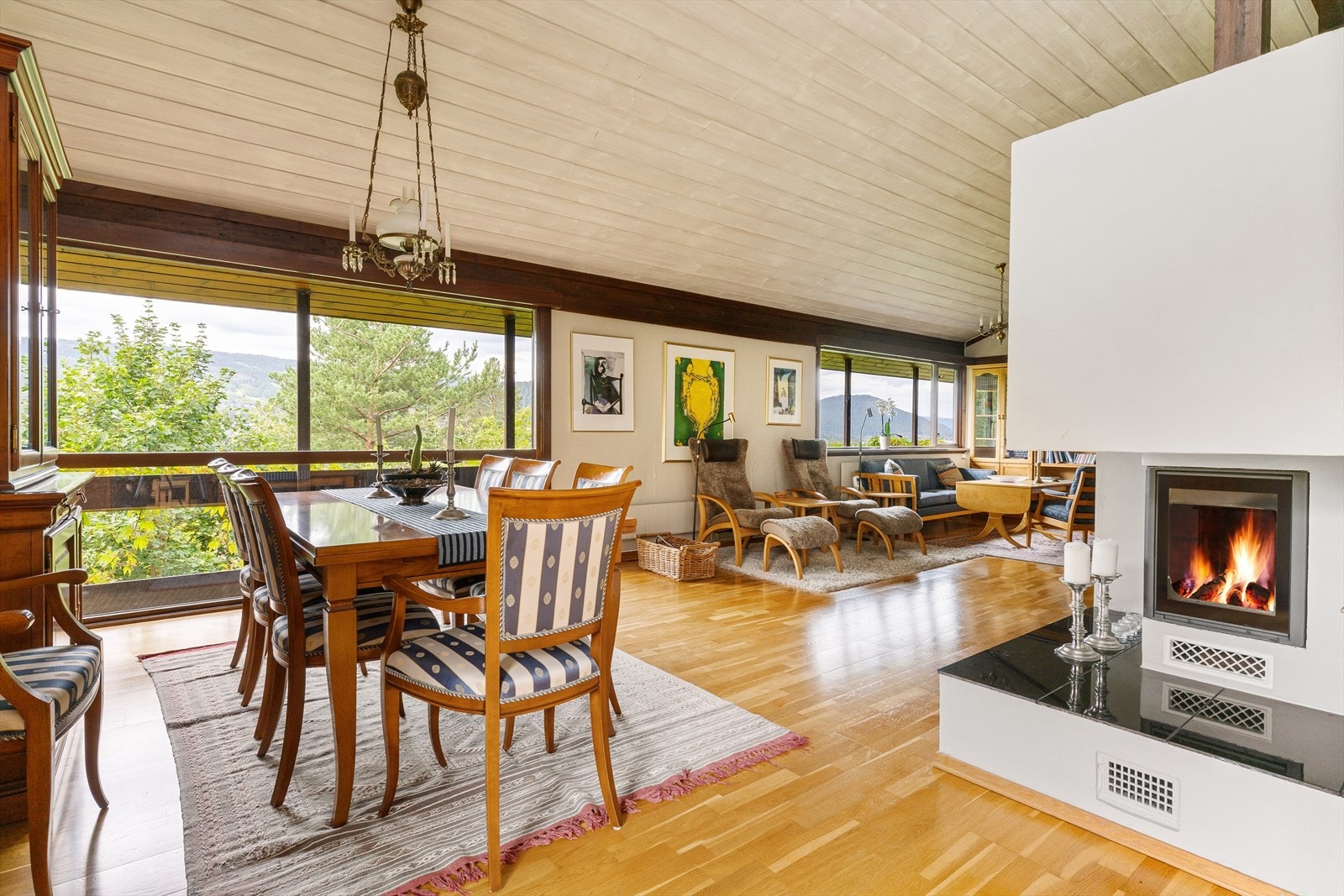 Boligen har videre store vindusflater som slipper inn rikelig med dagslys. Galleribilde