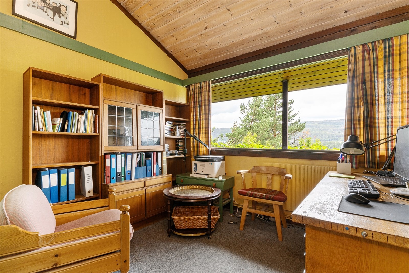 Soverom. Soverommet blir i dag brukt som kontor, men har god plass til seng og klesskap. Galleribilde