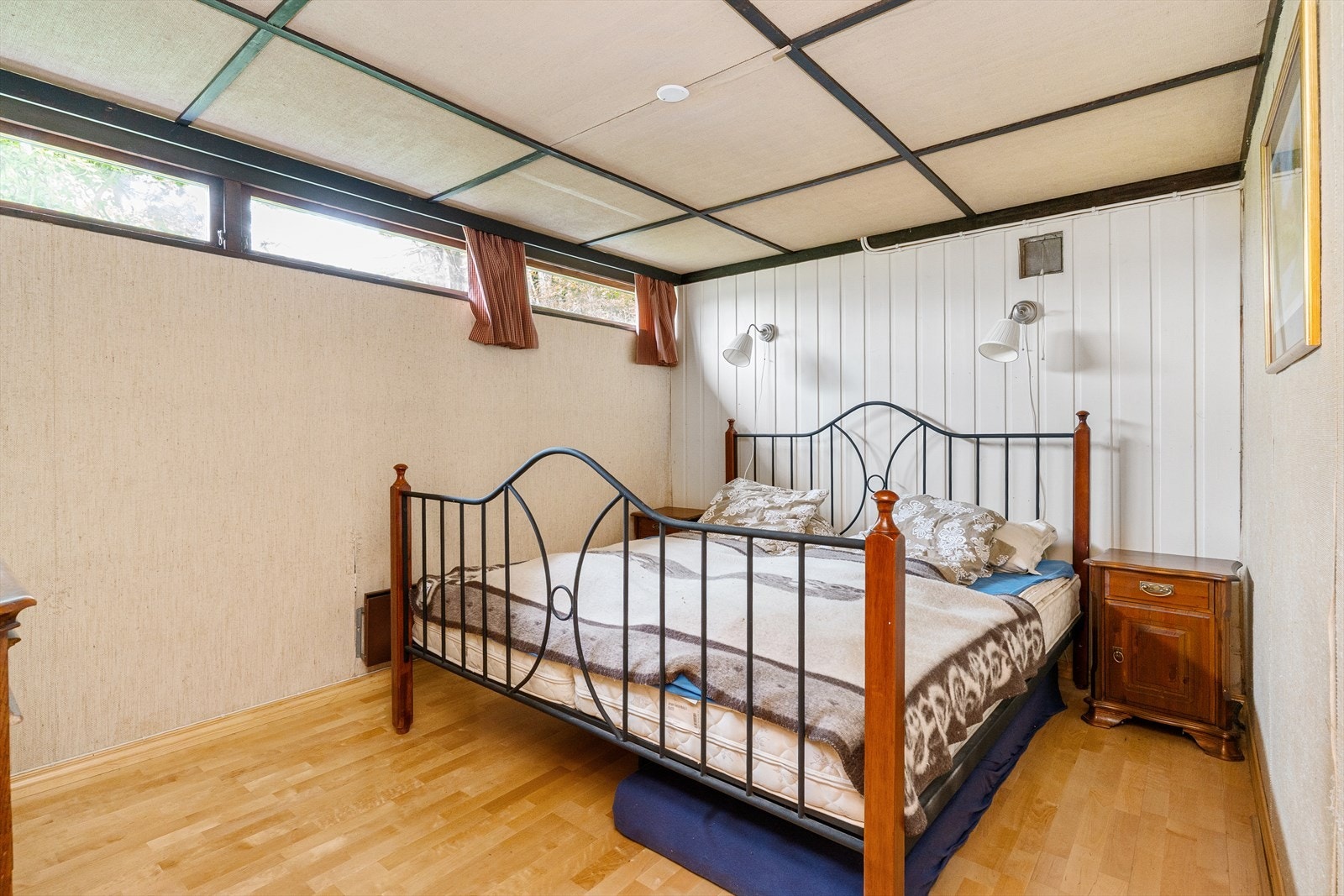 Innredet soverom i kjeller/u.etasje er innredet hvor det opprinnelig fremkommer "opplag" på godkjente bygningstegniger fremlagt av Kongsberg kommune. Opplag kan ikke anses som varig oppholdsrom, og derfor er ikke dette soverommet å anse som godkjent. Galleribilde