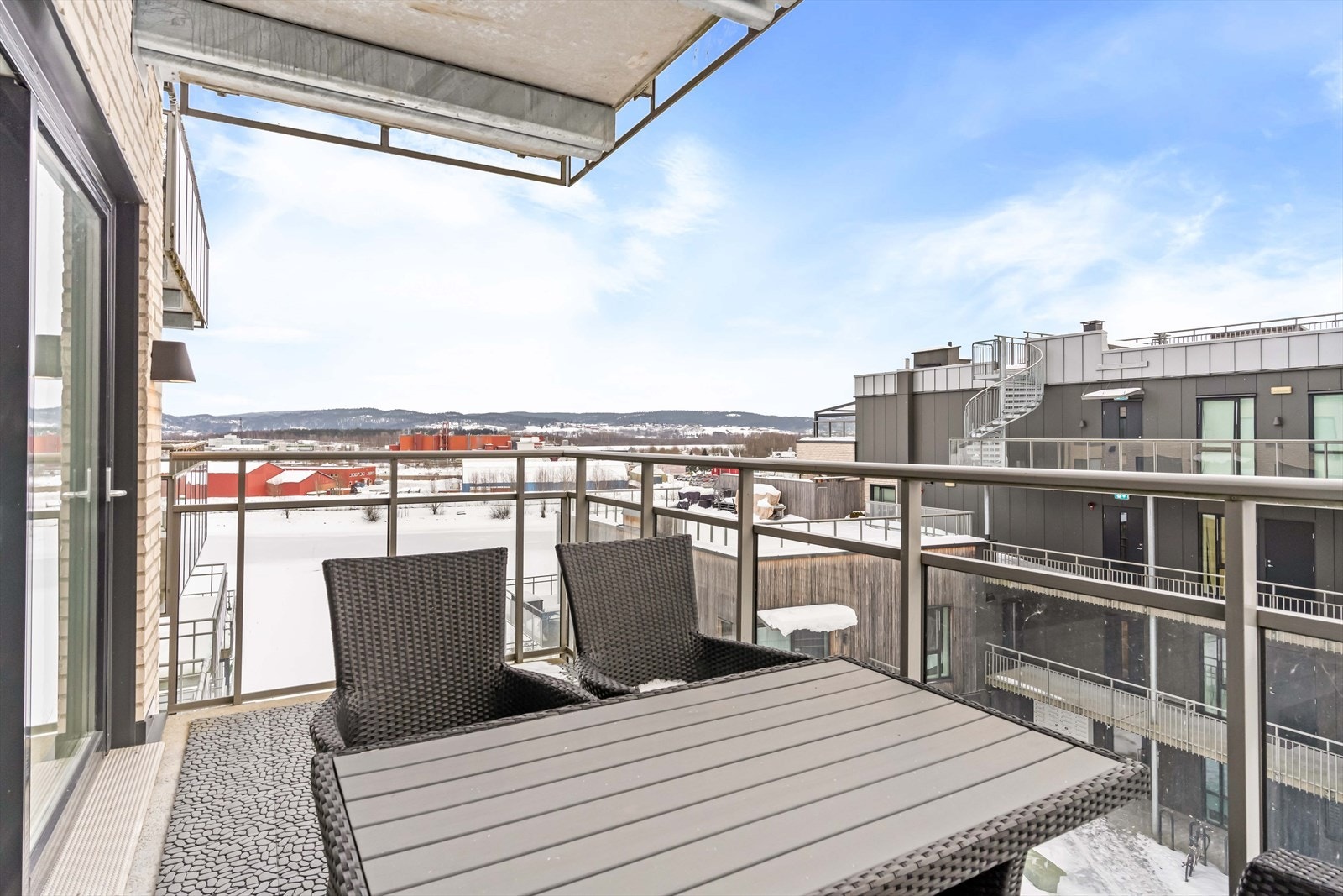 Her er det god plass til å samle familie og venner til hyggelige stunder utendørs. Galleribilde