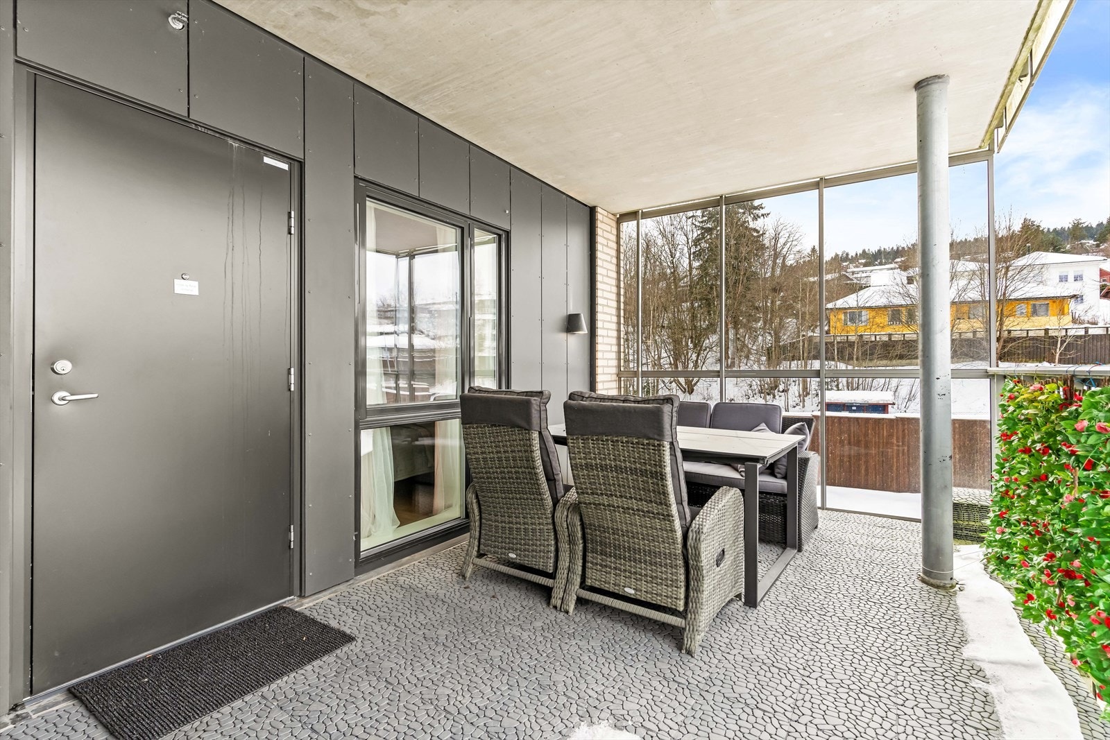 Ved inngangspartiet er det en koselig overbygget terrasse. Galleribilde