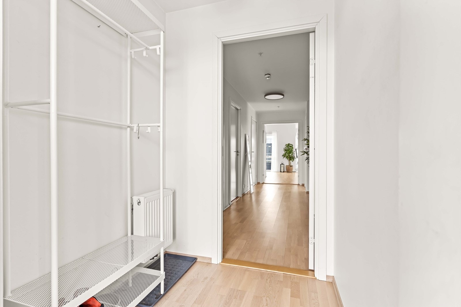 Velkommen inn - Entréen gir et godt førsteinntrykk, med god plass til å sette fra seg yttertøy og sko. Galleribilde