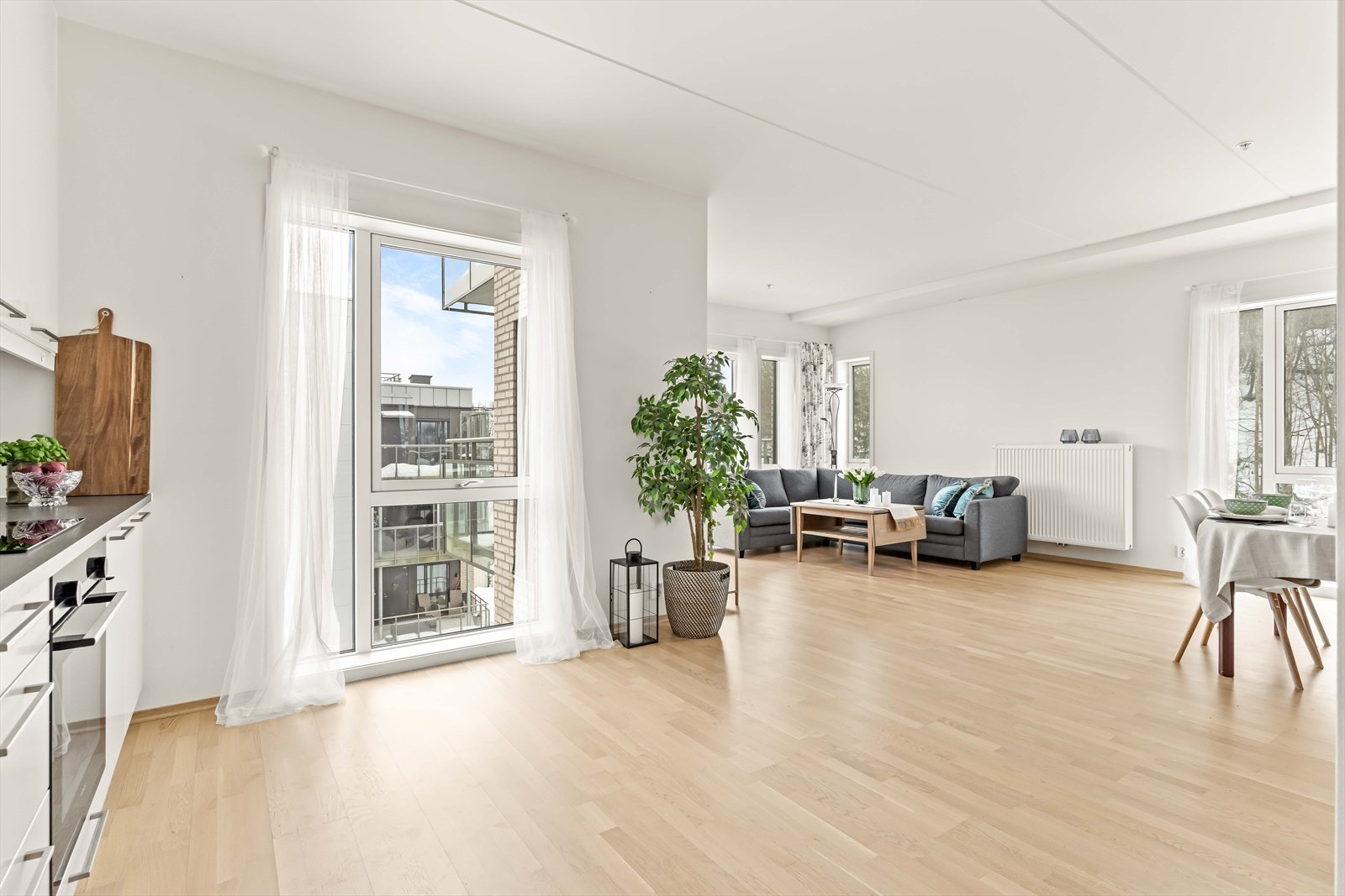 Leiligheten ligger fint til i byggets 5. etasje, med heisadkomst til etasjeplanet. Galleribilde