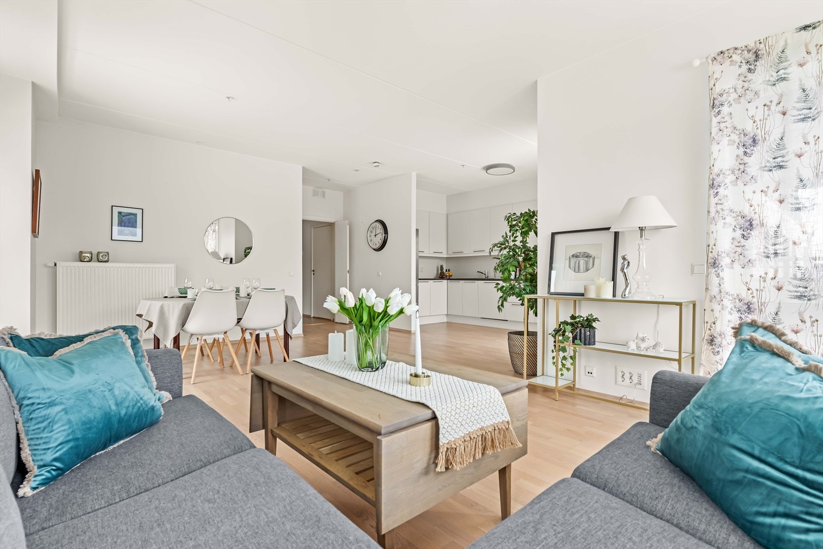 Den åpne løsningen mot kjøkkenet skaper en sosial sone, og de lyse veggene gir rommet et moderne og tidløst preg. Galleribilde