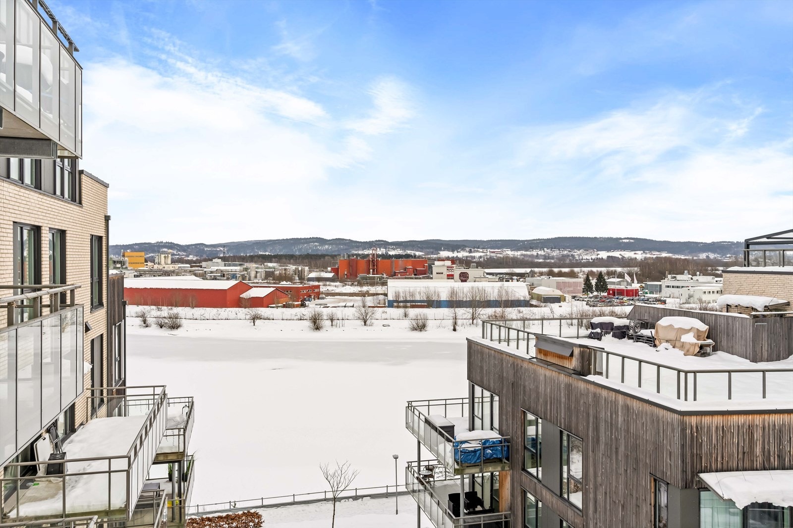 Fra terrassen har du fin utsikt mot elva. Galleribilde