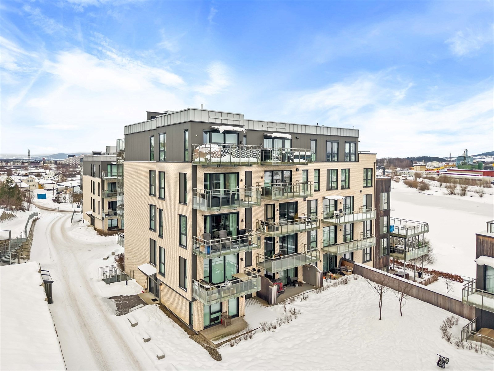 Leiligheten ligger i et sentralt og attraktivt boligområde på Borgen, hvor urbane fasiliteter kombineres med naturskjønne omgivelser. Galleribilde