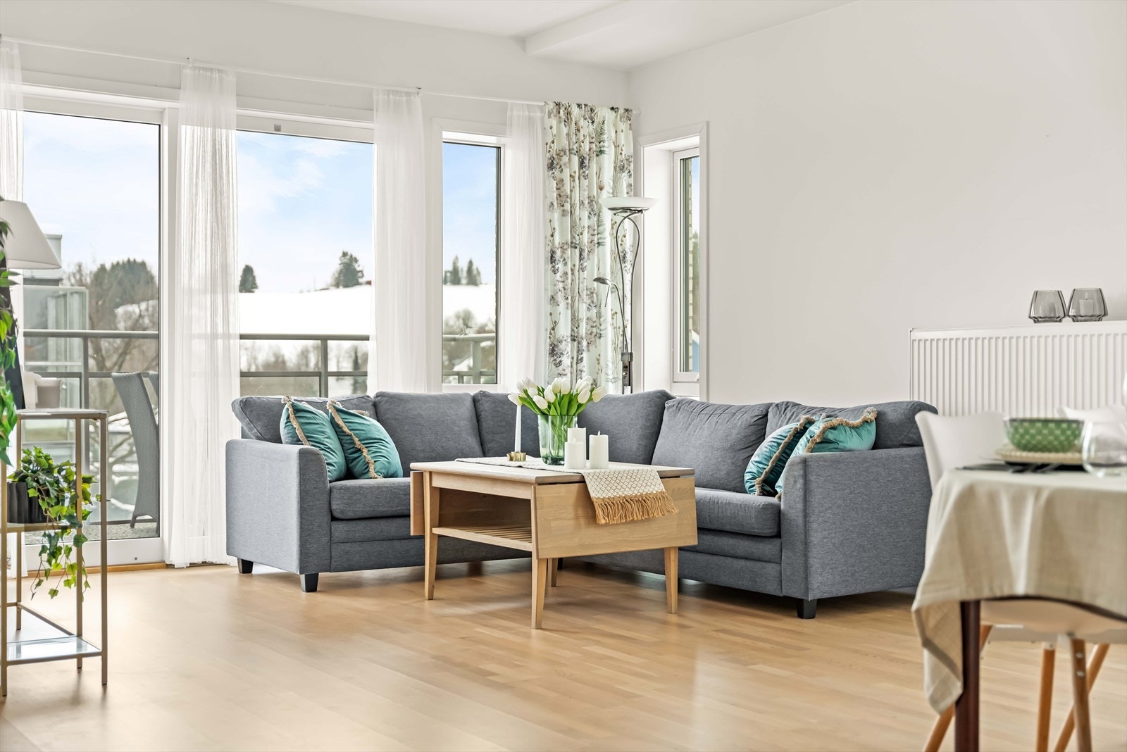 Rommet har en avlang form, med god plass til både sofagruppe med tilhørende medialøsning og spisebord. Galleribilde