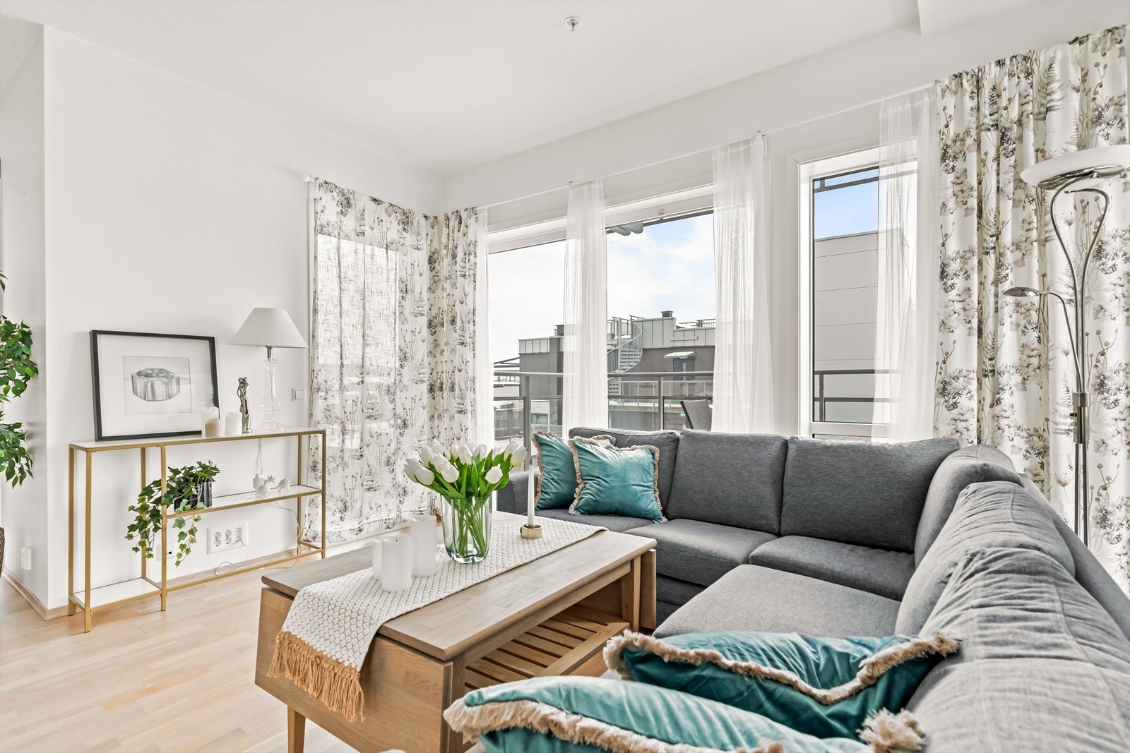 Store vindusflater som slipper inn rikelig med dagslys og gir en luftig romfølelse. Galleribilde