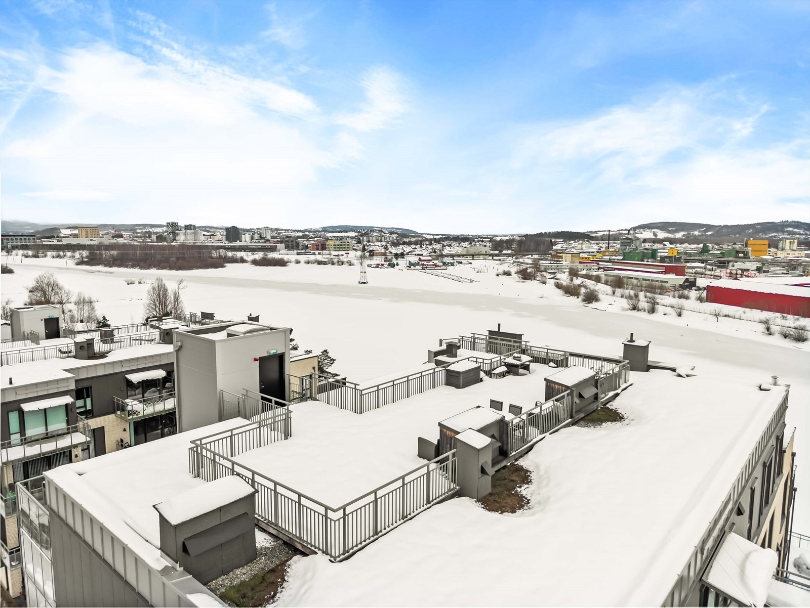 Felles takterrasse med flotte sol- og utsiktsforhold. Galleribilde