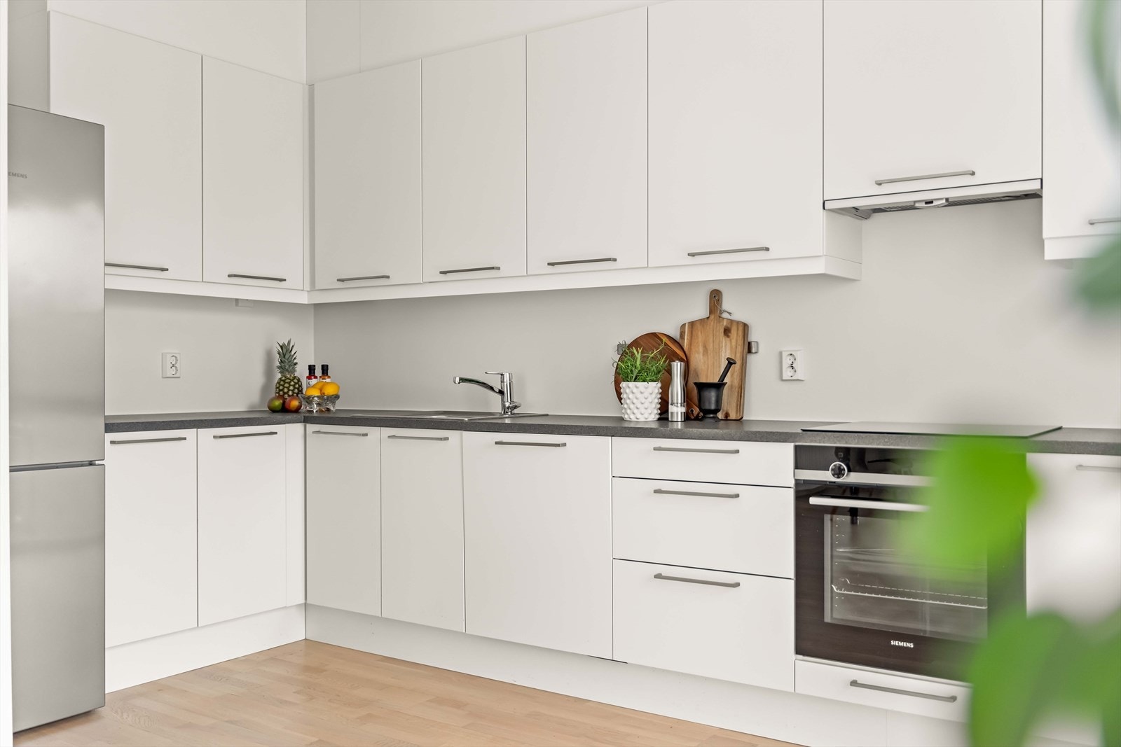 Kjøkkenet er utstyrt med en avtrekksvifte fra Flexit som er koblet til det balanserte ventilasjonsanlegget. Galleribilde