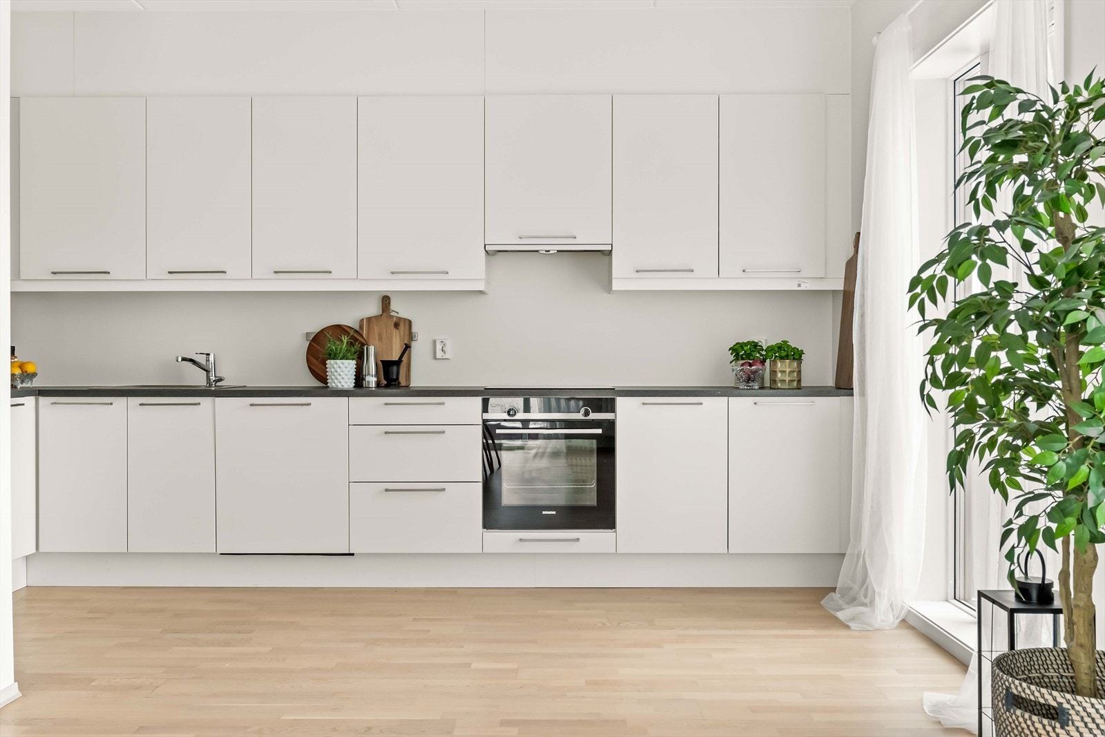 Kjøkkenet er innredet i en praktisk form og har godt med skap- og benkeplass. Galleribilde