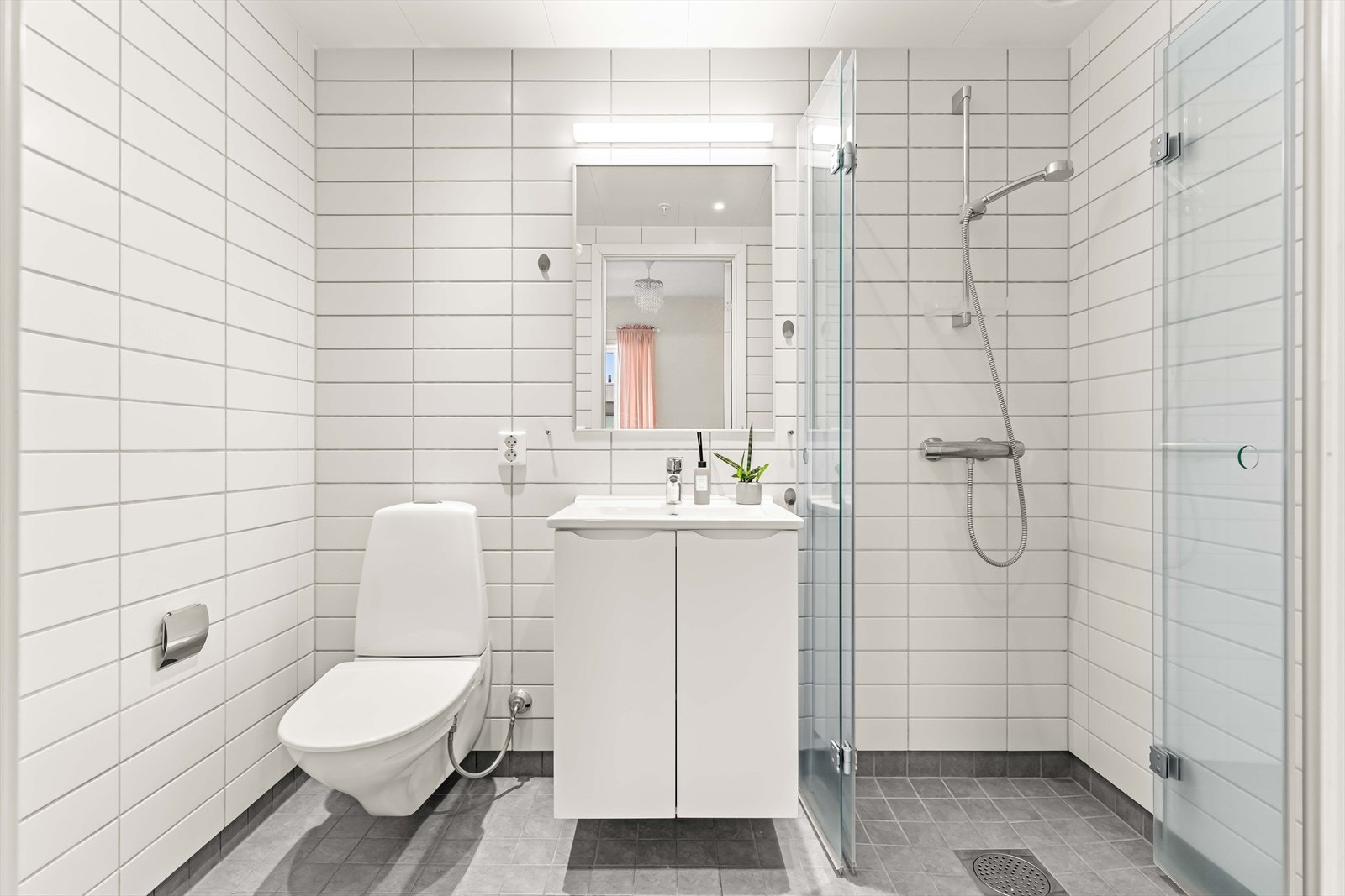 Leilighetens andre bad ligger i en suiteløsning med hovedsoverommet. Galleribilde