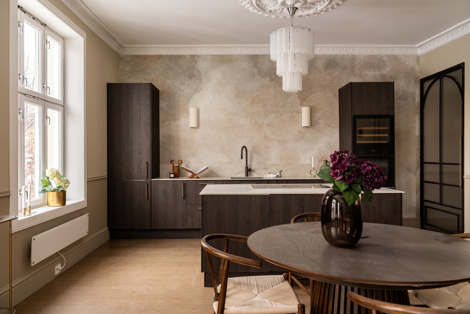 Kjøkkenet ligger i en fin og sosial åpen løsning med stuen. Galleribilde