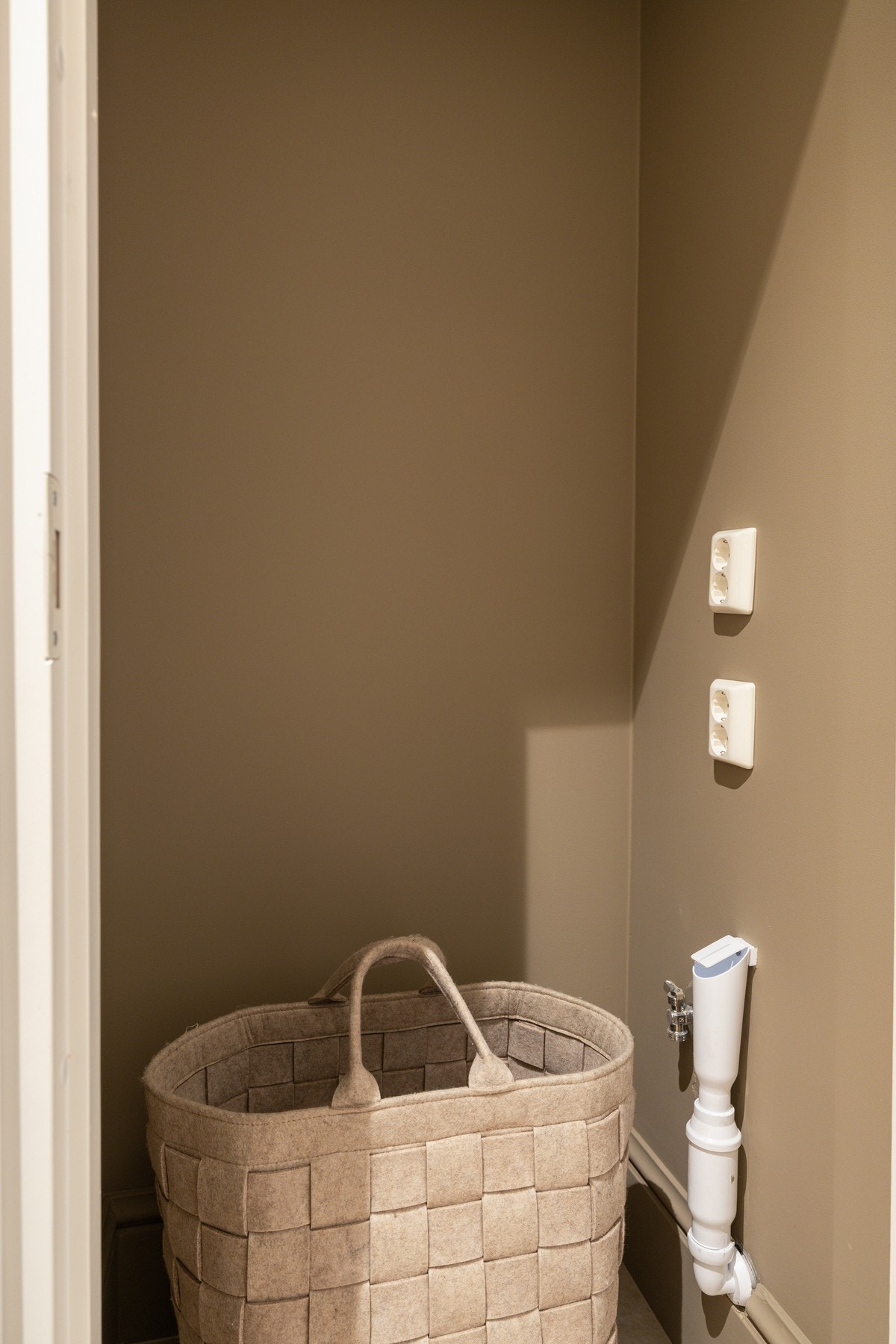 Fra soveromsgangen er det også adkomst til et praktisk vaskeromskott med plass og opplegg for vaskemaskin og tørketrommel. Galleribilde