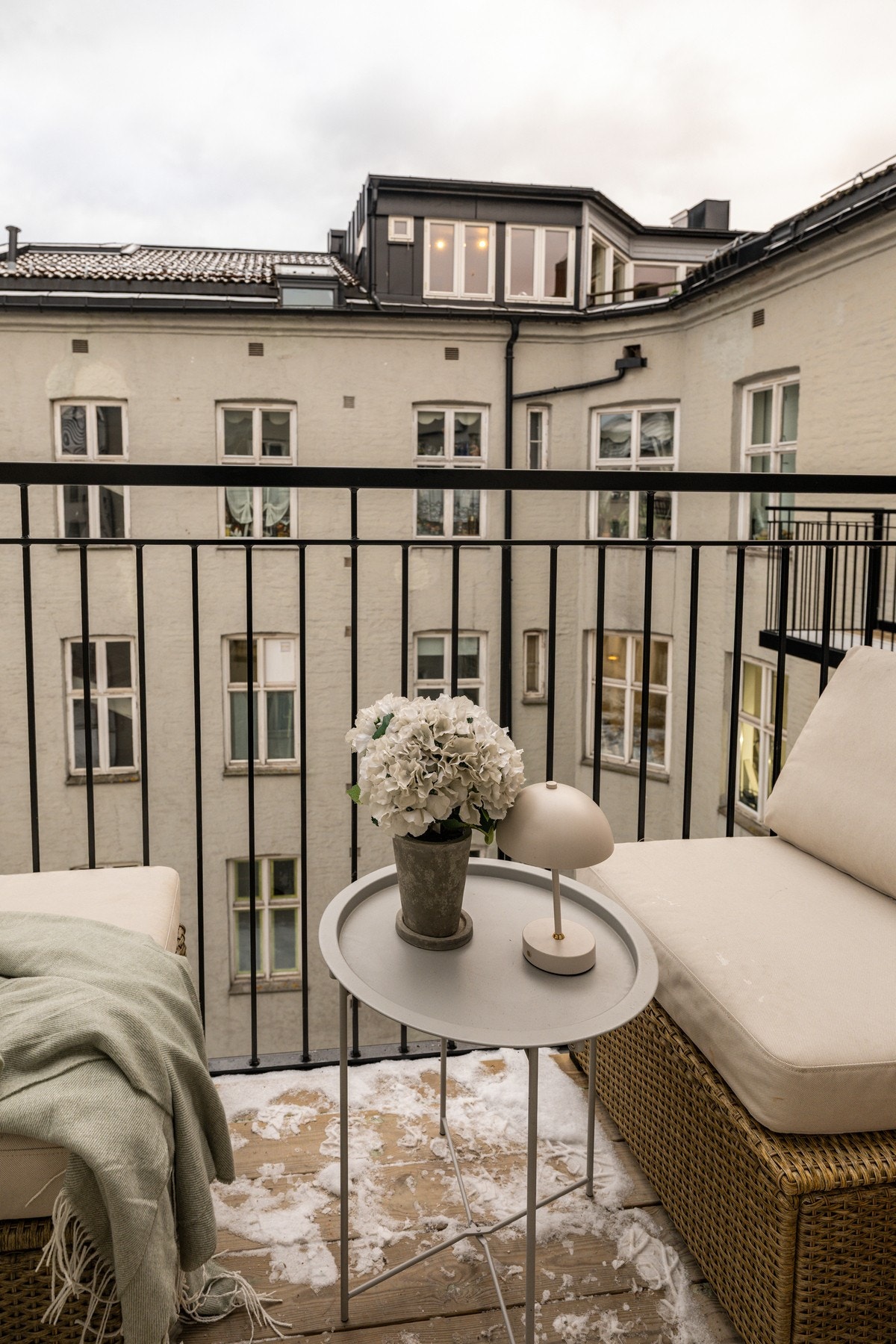 Balkongen er sydvendt og var ny i 2025. Levert av Balkongteam. Galleribilde