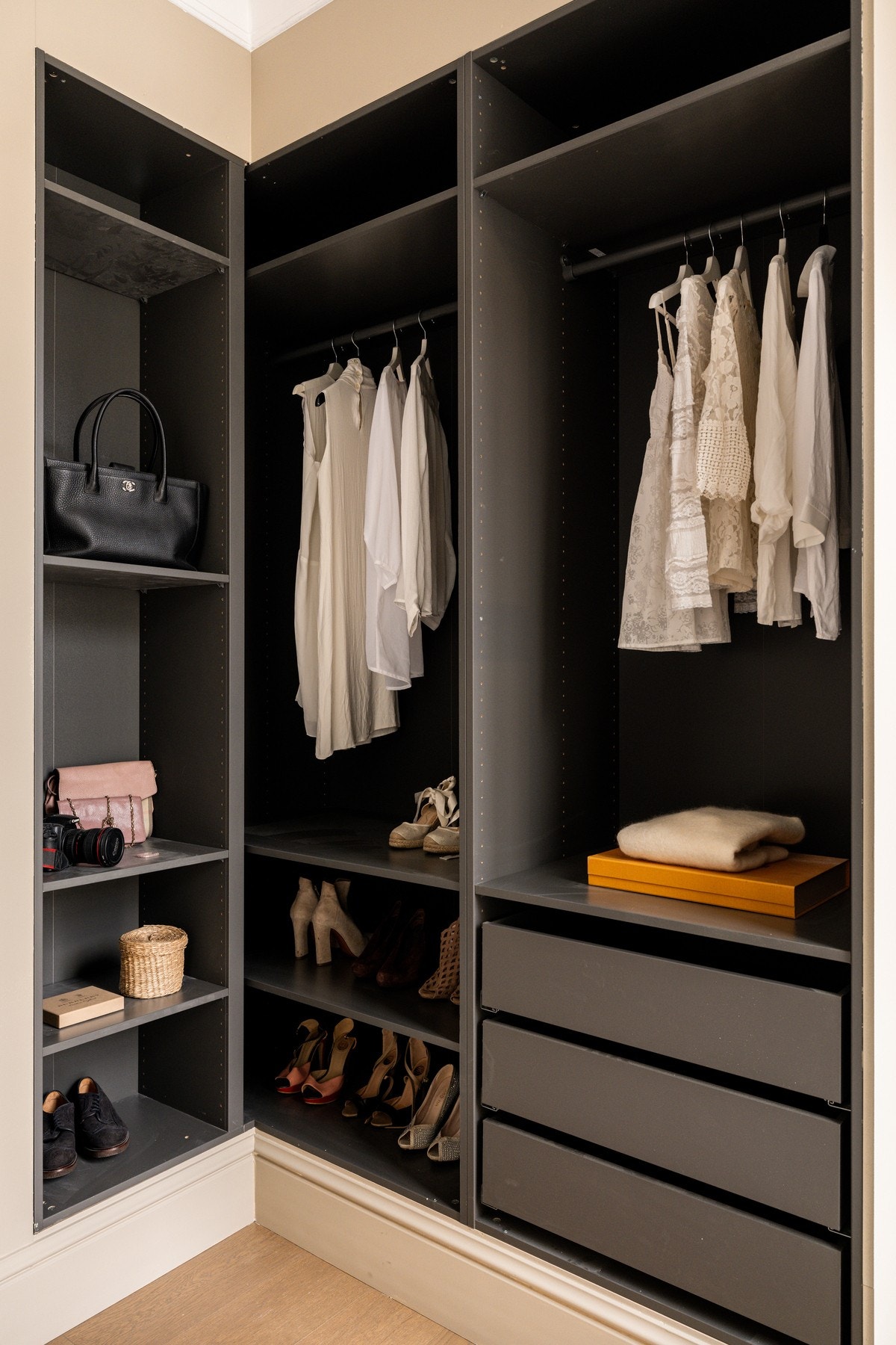 God oppbevaringsplass i åpen garderobeløsning med skuffer, hyller og oppheng. Galleribilde