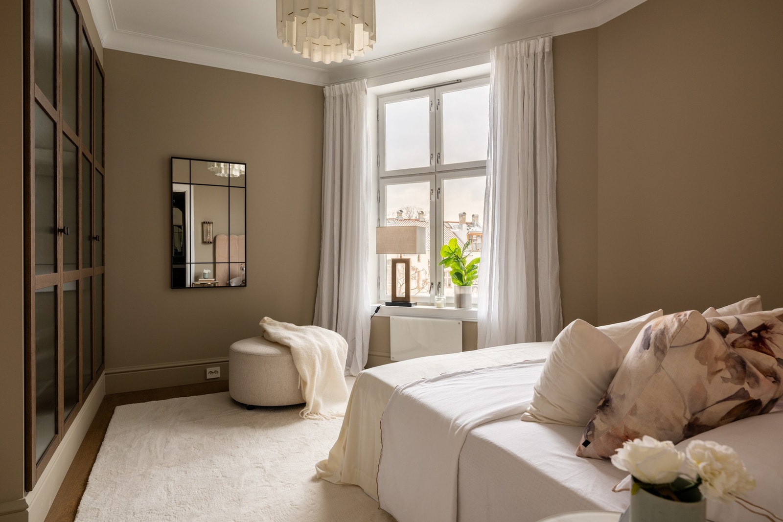 Soverommet har en stor klassisk vindusflate som vender ut mot rolig, lukket bakgård. Galleribilde