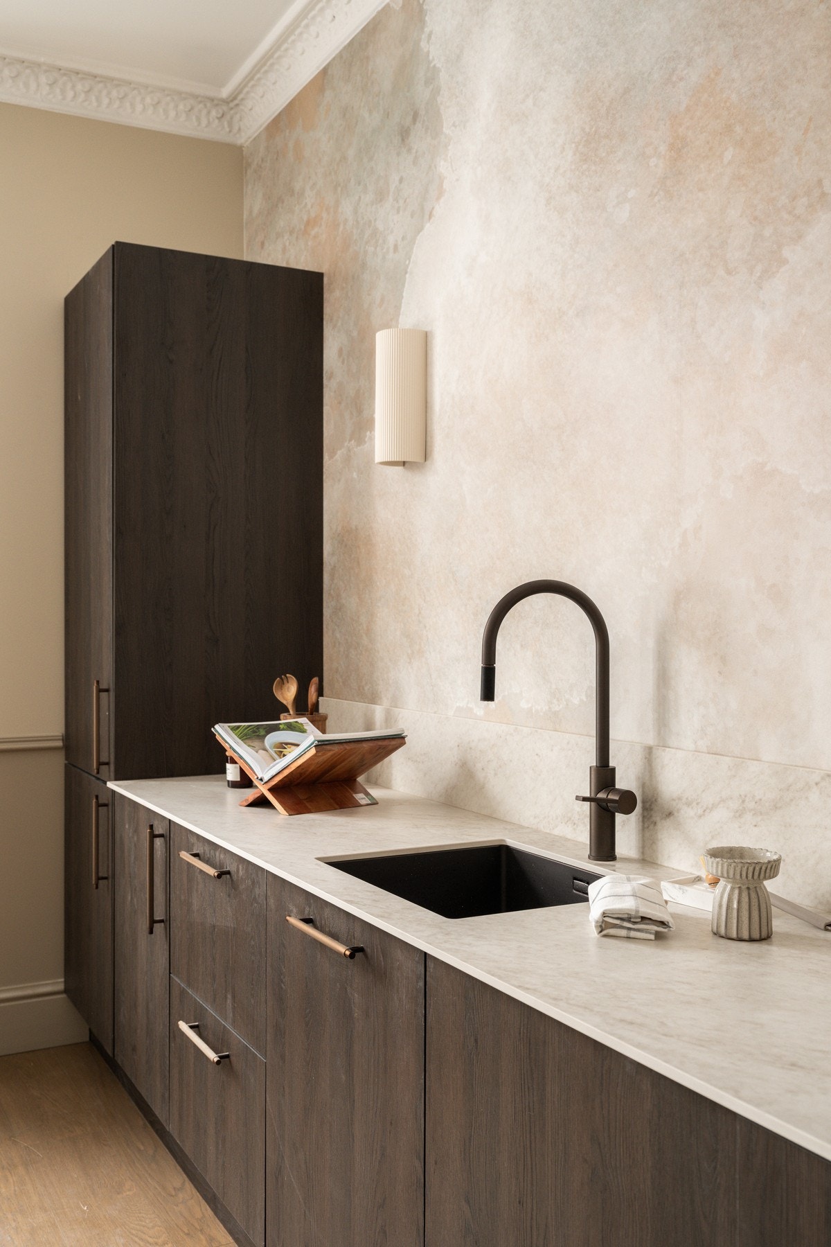 Nytt og lekkert HTH-kjøkken med en stor kjøkkenøy som sørger for ekstra god skap- og benkeplass. Galleribilde