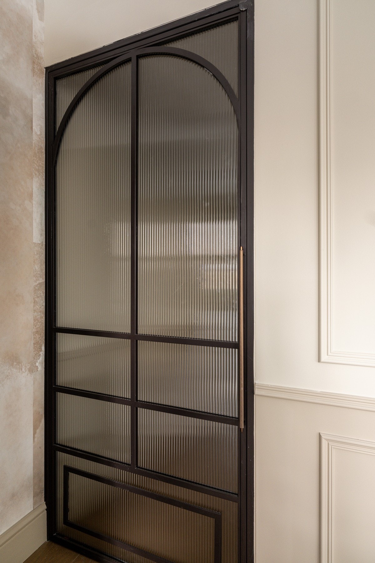 Fra kjøkkenet er det spesialbygget smijernsdør inn til soveromsavdelingen. Galleribilde