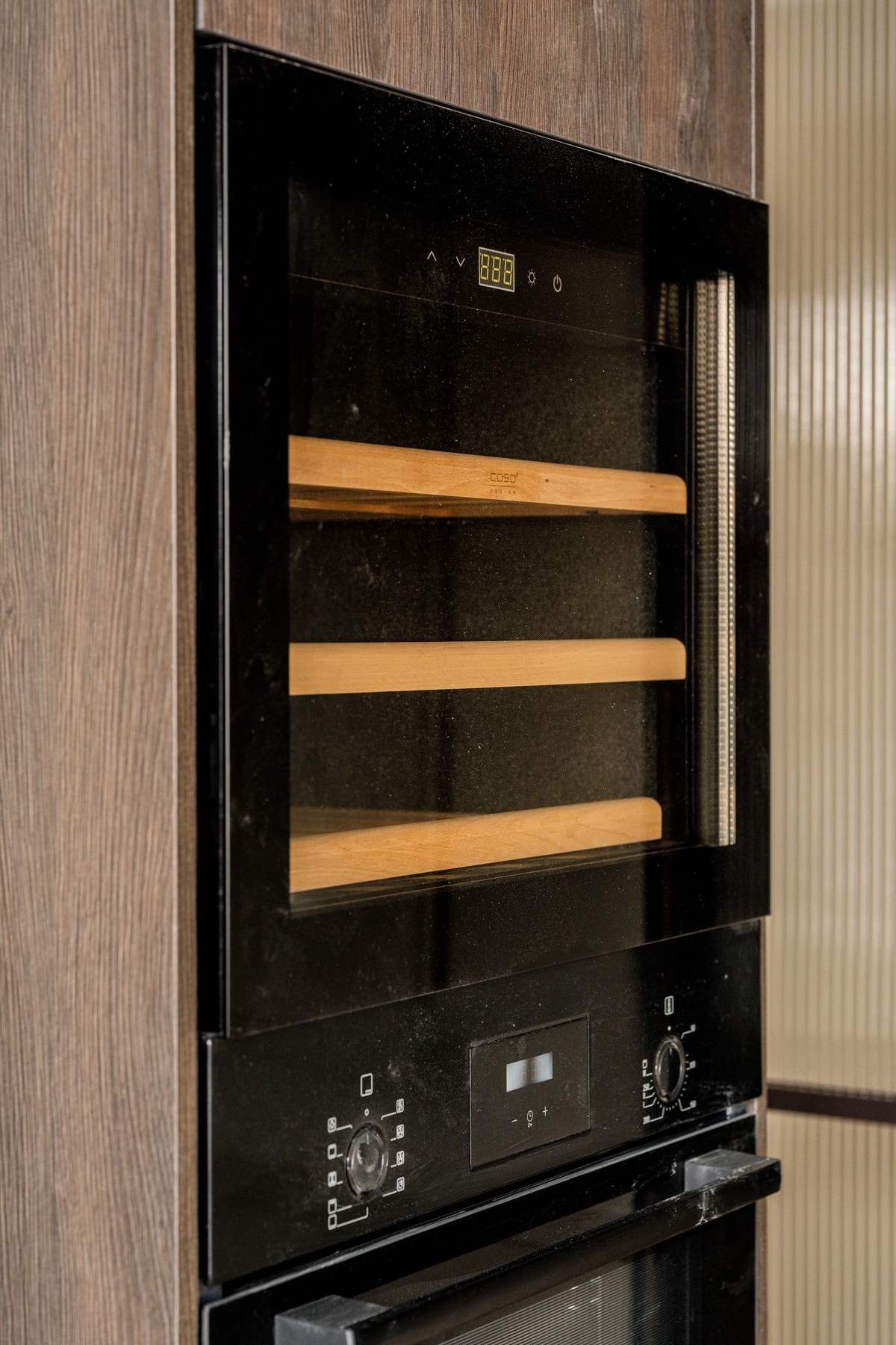 Kjøkkenet er fullt utstyrt med nye integrerte hvitevarer som medfølger i handelen. Galleribilde