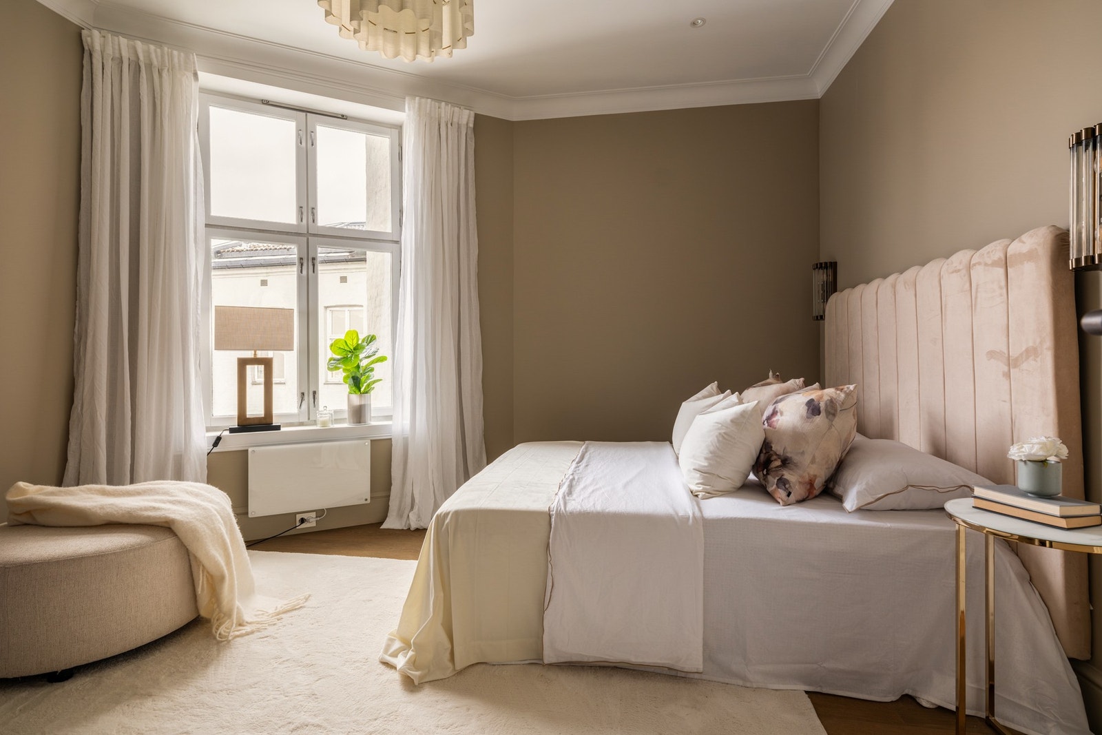 Leiligheten har et stort og fint hovedsoverom med en-suite baderom. Galleribilde