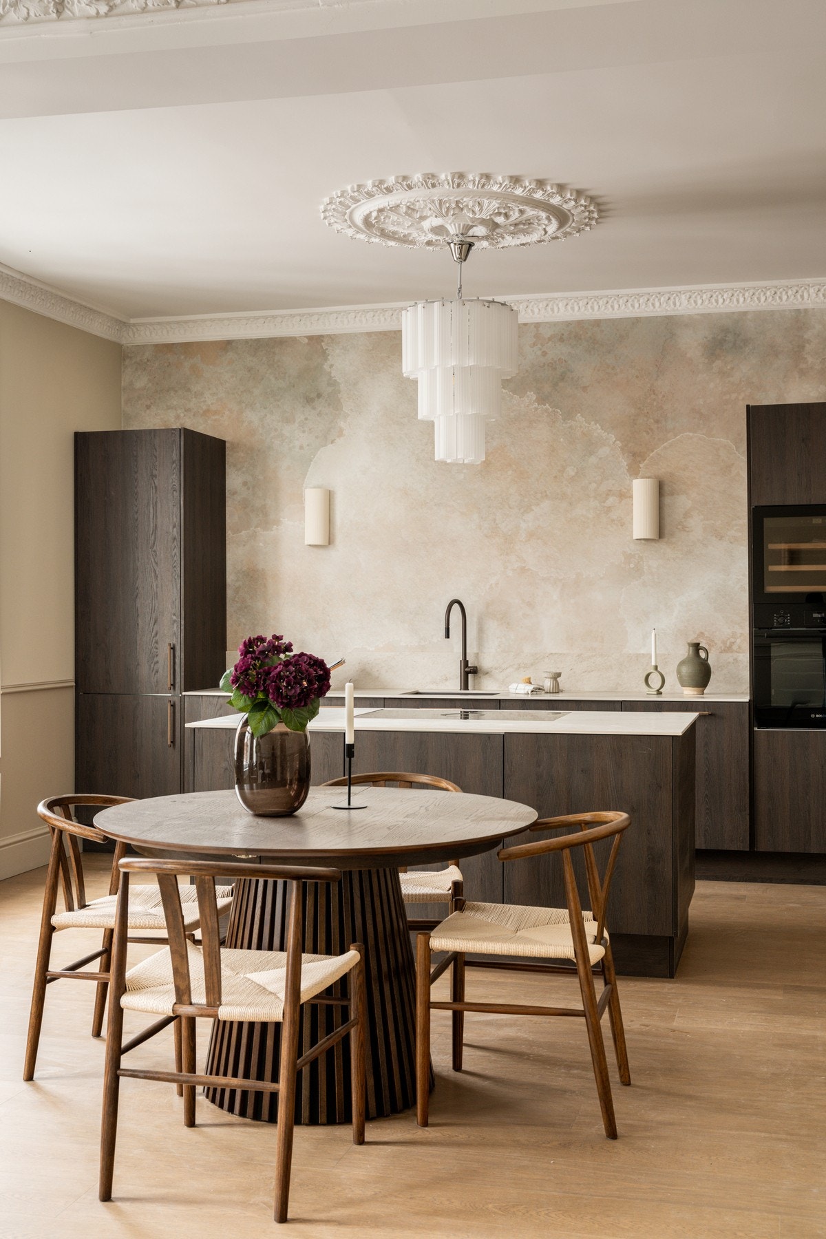 Lysinnslippet sammen med den sjenerøse takhøyden gir en god og luftig romfølelse. Galleribilde