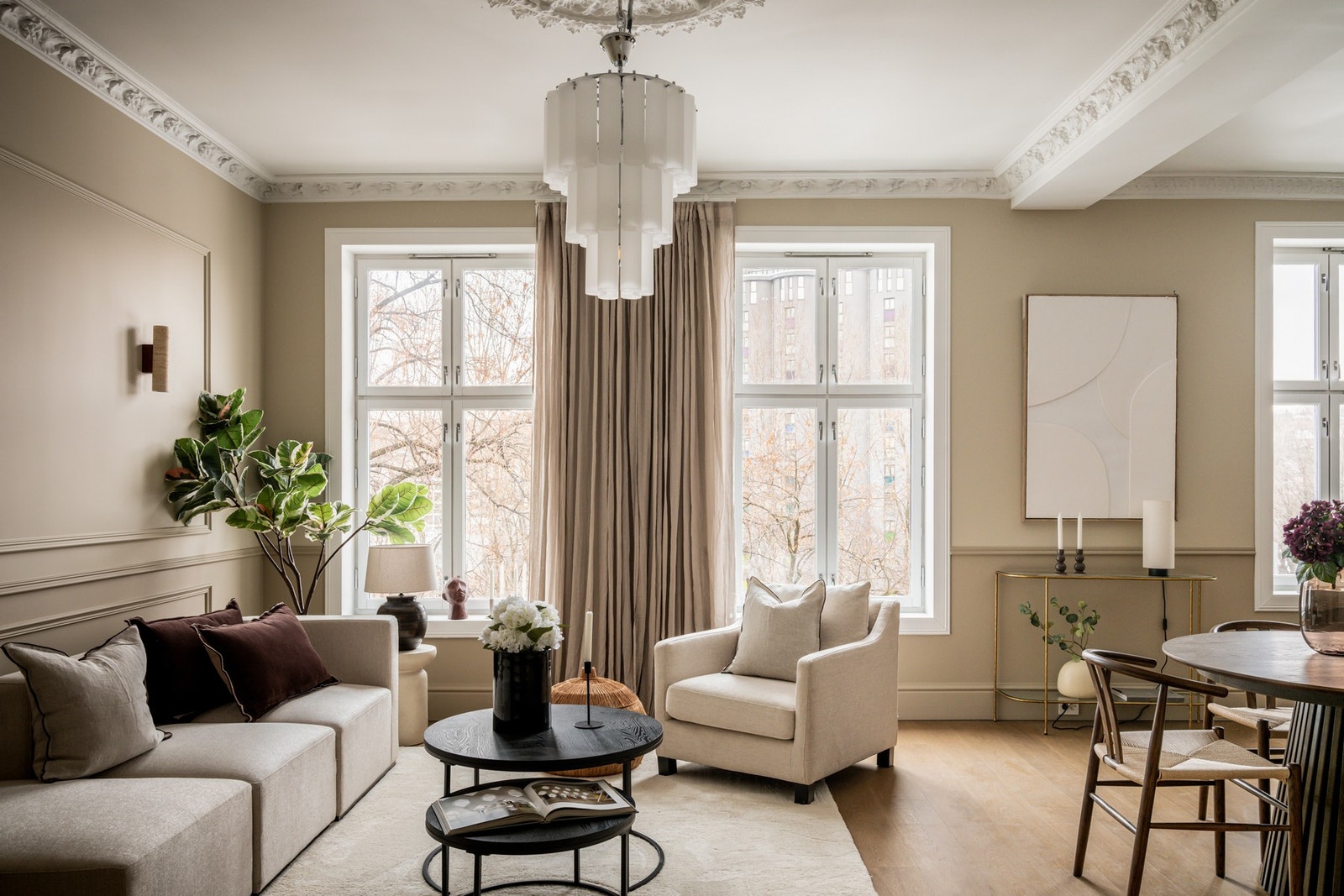 Stuen har flere store klassiske vinduer som slipper inn rikelig med naturlig lys, samtidig som det ikke er innsyn. Galleribilde