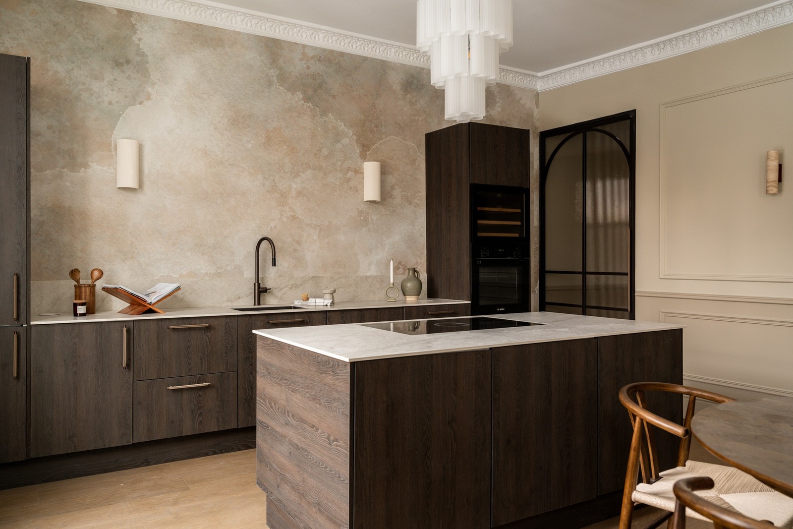 Den store kjøkkenøya har den samme flotte benkeplaten med planlimt induksjonstopp med integrert ventilator. Galleribilde