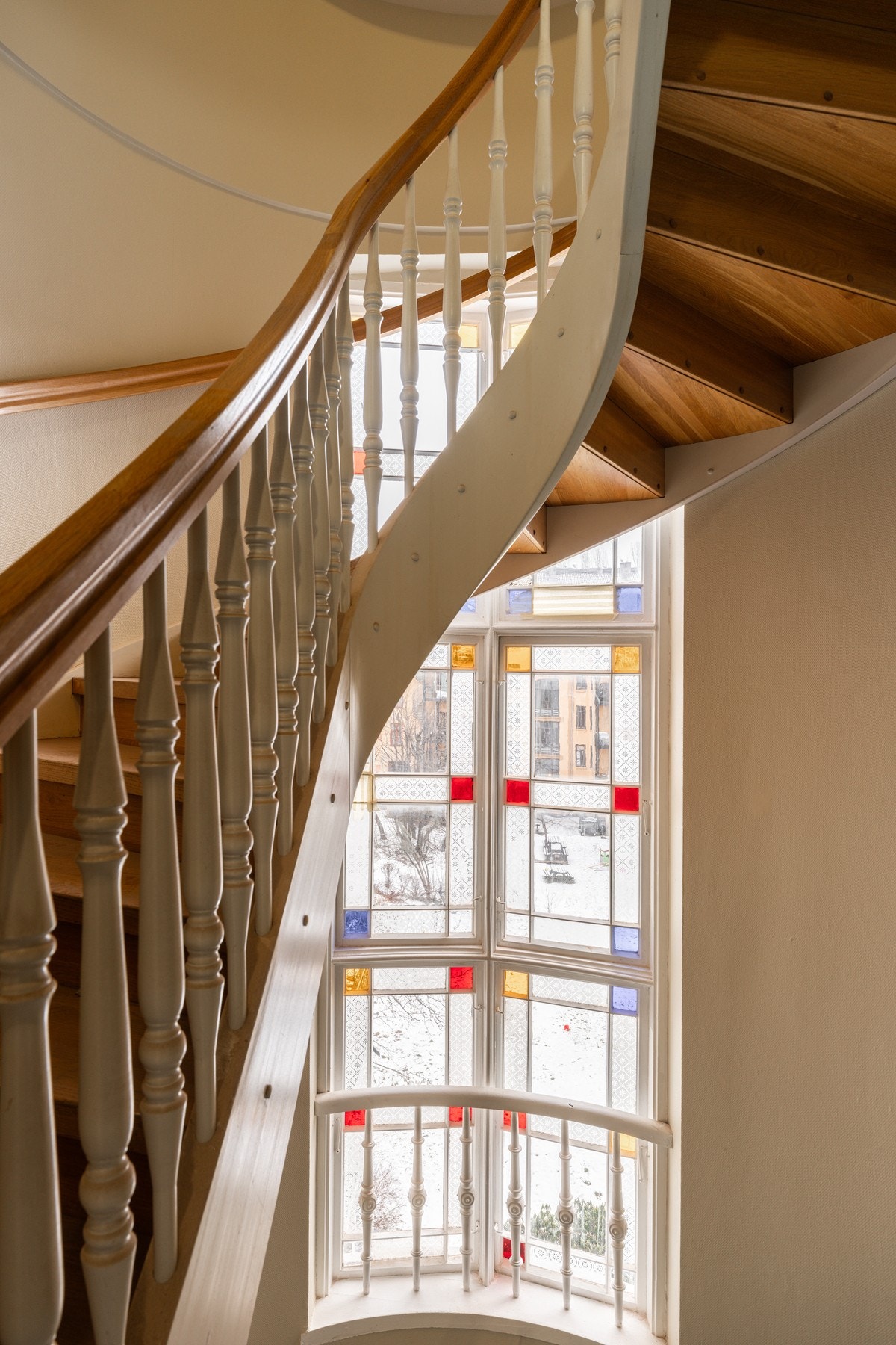 Nydelig klassisk trappeoppgang med flotte originale blyglassvinduer. Galleribilde