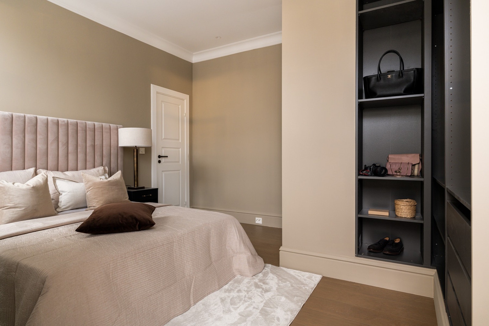 På soverommet er det plass til dobbeltseng med tilhørende nattbord. Galleribilde