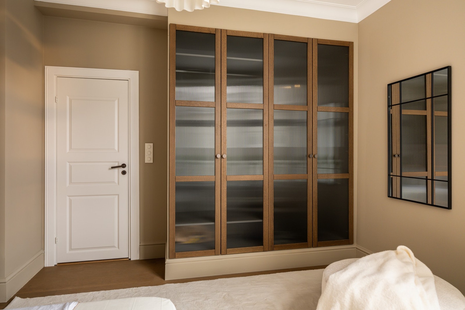 På soverommet er det god oppbevaringsplass i flott plassbygget garderobe med lekre dører. Galleribilde