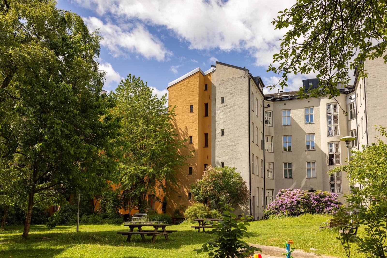 § 4 i reguleringsplanen for eiendommene sier at:
Leke og oppholdsareal i kvartalet skal være felles for alle eiendommene i kvartalet.
Arkivbilde før balkonger ble montert. Galleribilde