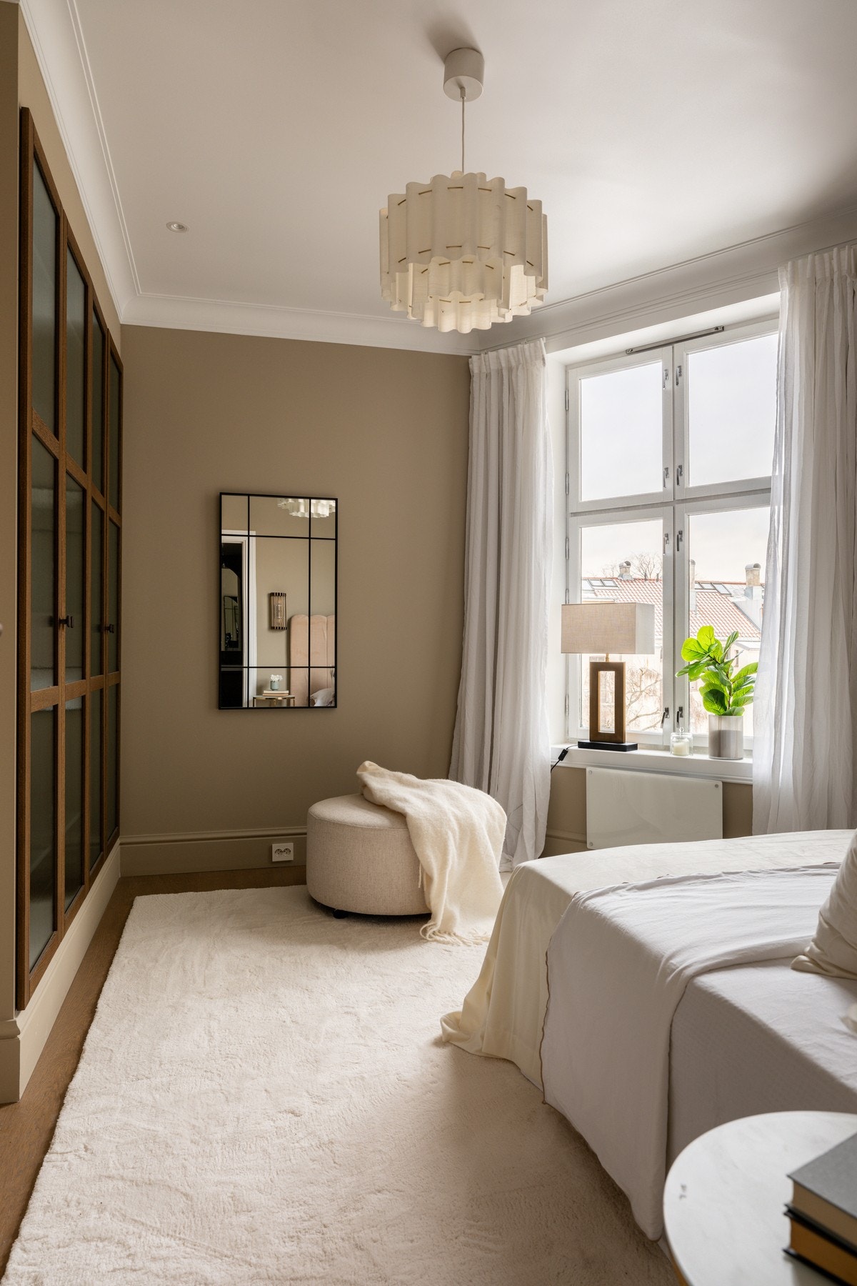 Høy standard fra 2026 med pen enstavs parkett på gulv, glatte overflater malt i en varm farge, skjult elektrisk anlegg og downlights i himlingen. Galleribilde