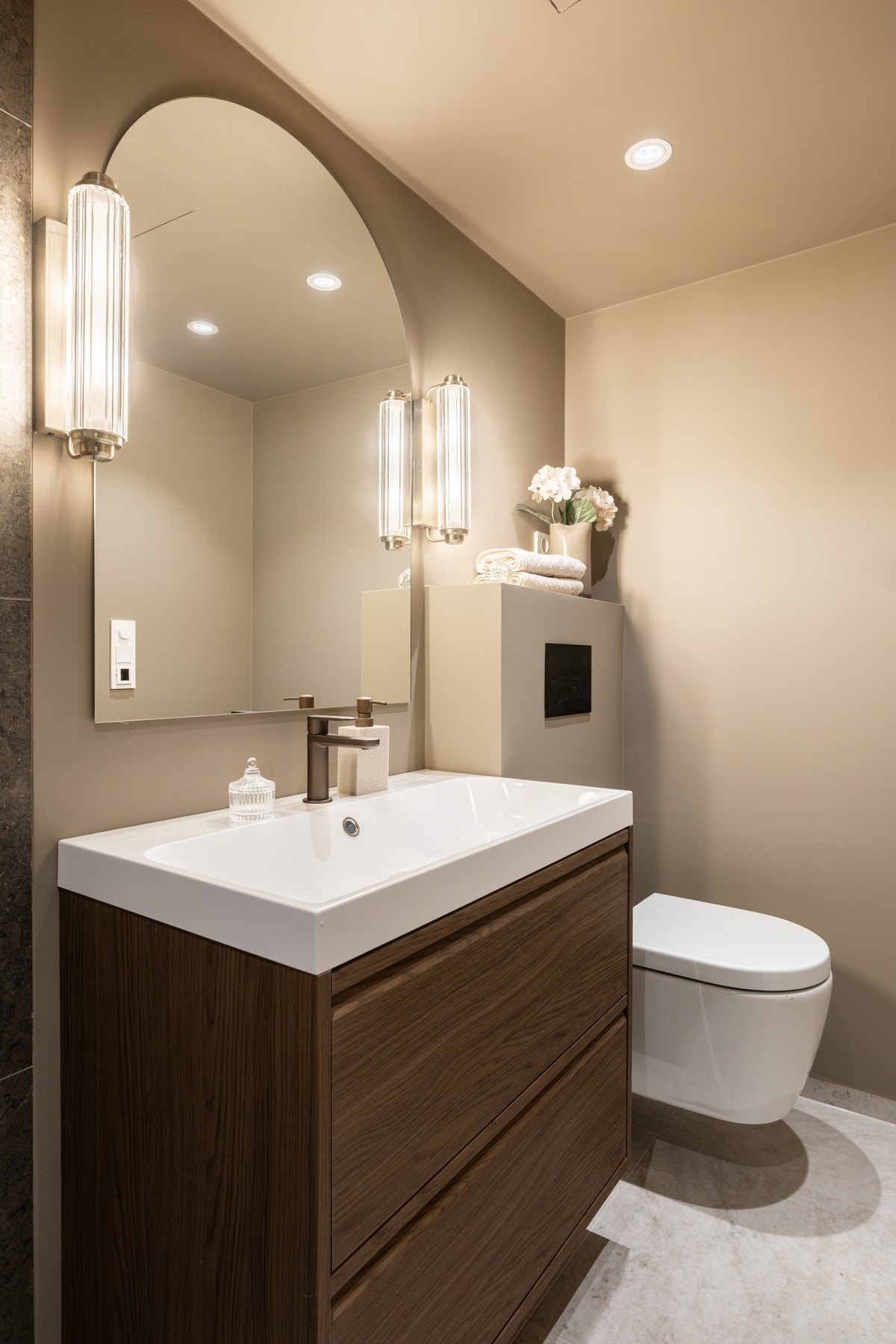 Baderommet er også utstyrt med vegghengt toalett. Galleribilde