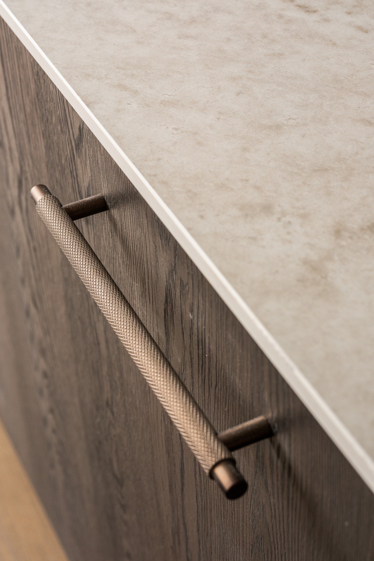 Innredningen har glatte fronter i mørkt treverk og stilrene håndtak fra Beslagdesign. Galleribilde