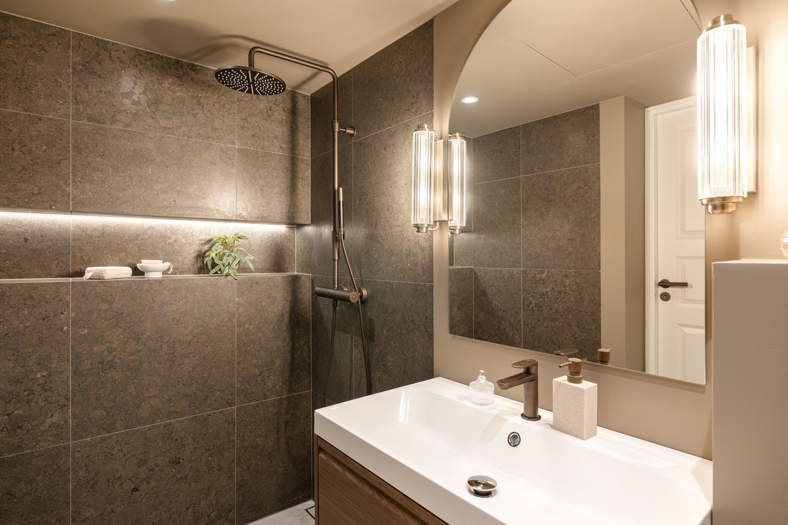 Flott baderomsinnredning med skuffer og heldekkende servant med armatur fra Tapwell. Over vasken er det et nydelig speil med vegghengt belysning på begge sider. Galleribilde