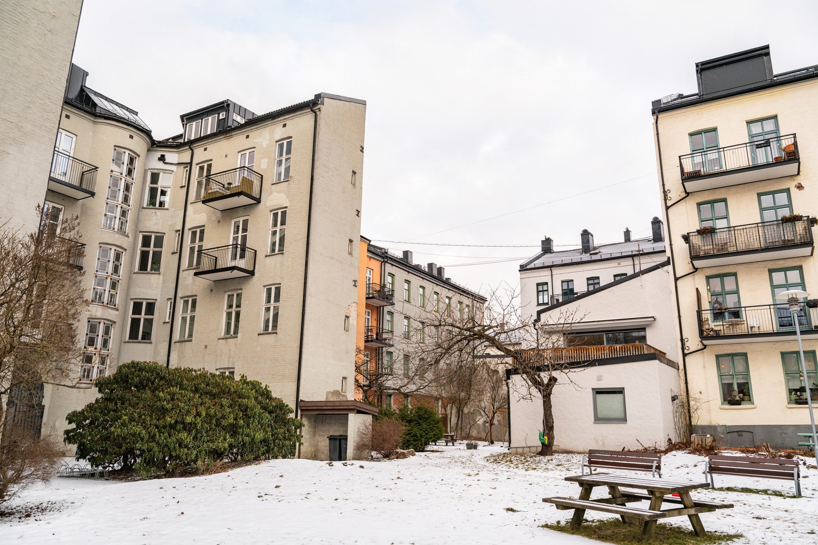Som beboer har du tilgang til en stor og hyggelig bakgård som er pent opparbeidet med plen, beplantning og sittegrupper. Galleribilde