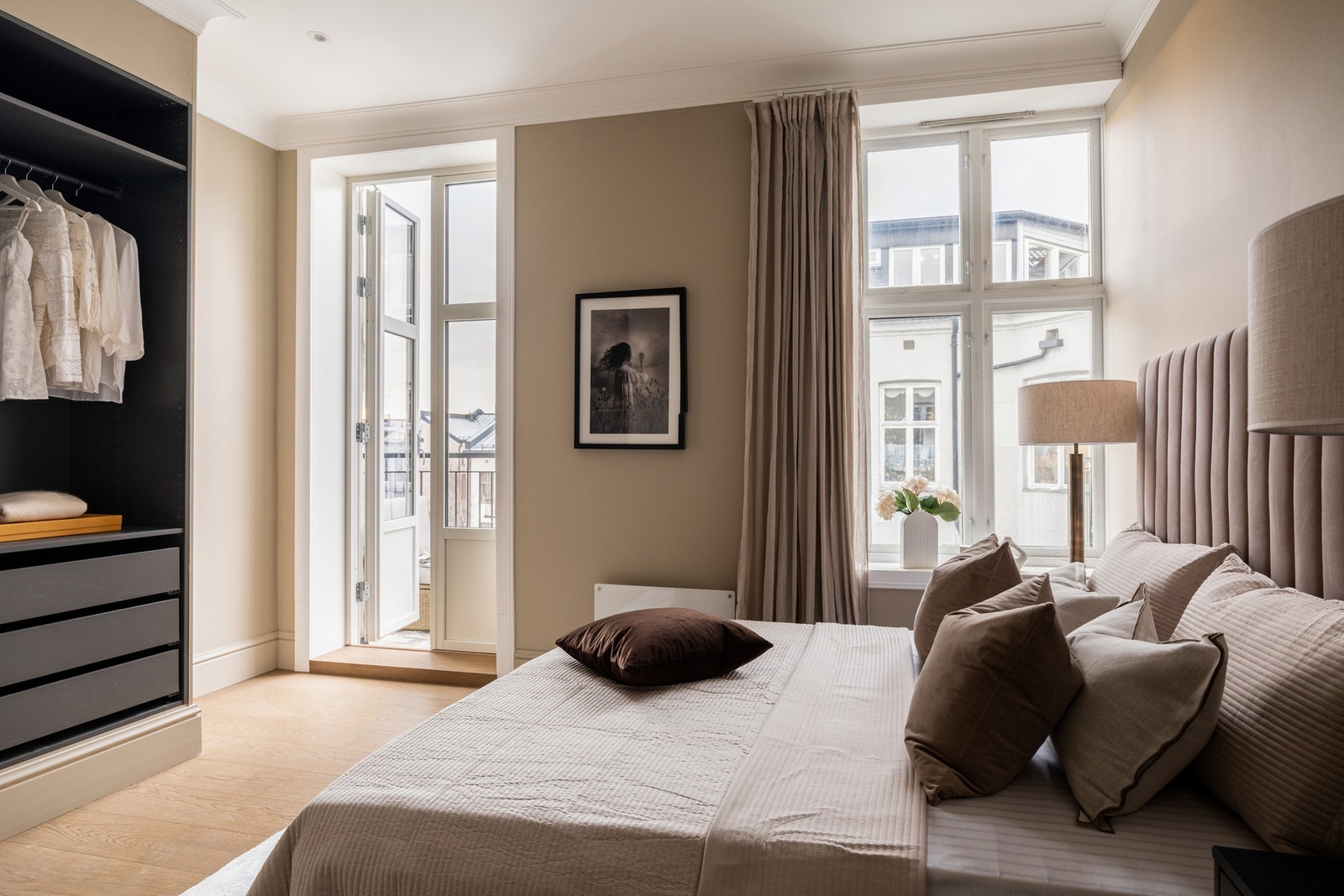 Soverommet har stort vindu og doble dører ut til balkongen. Galleribilde